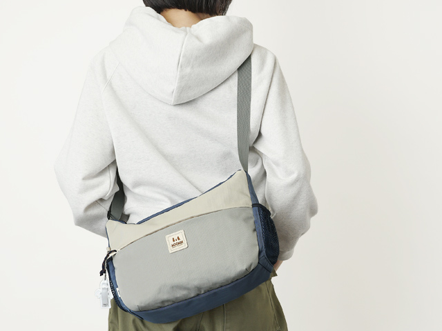 収納力に優れたショルダーバッグ。サイズは約31×11×22cm（幅×奥行×高さ）