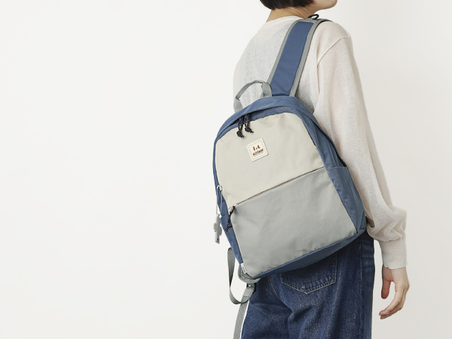 日常から旅行まで使えるリュックサック。サイズは約26×14×36cm（幅×奥行×高さ）