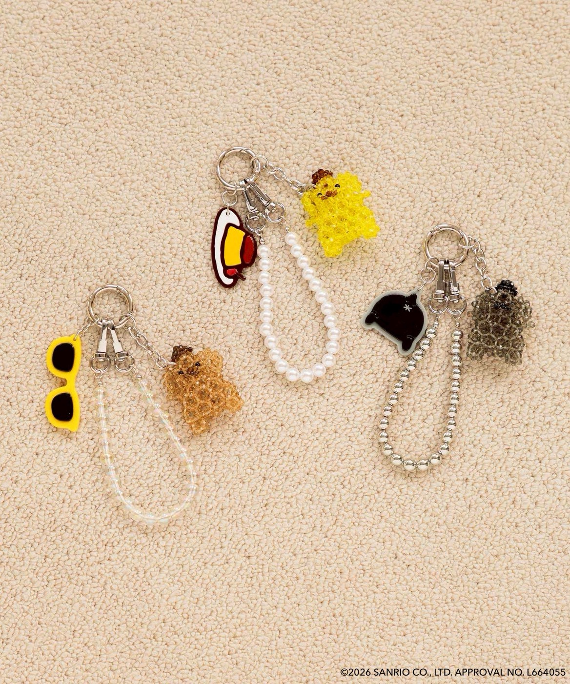 ビーズキーチャーム（各2490円）。スタンダード、日焼け、ブラック