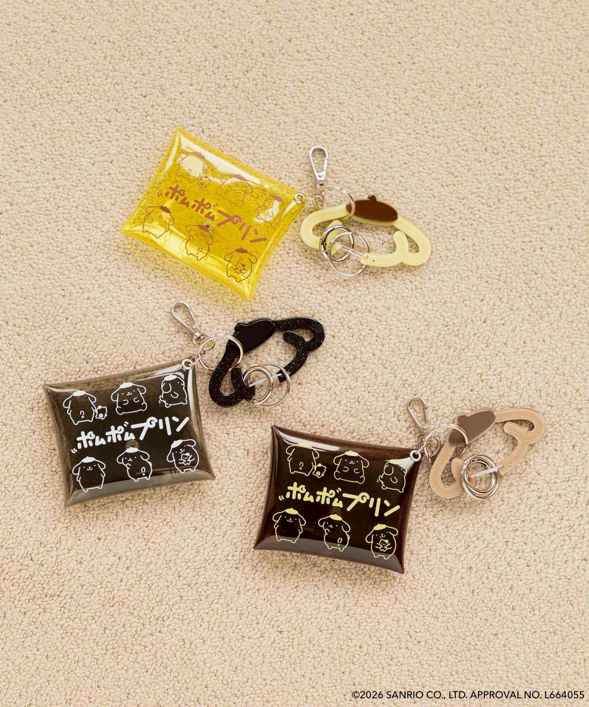 カラビナ付きクリアポーチ（各2790円）。スタンダード、日焼け、ブラック