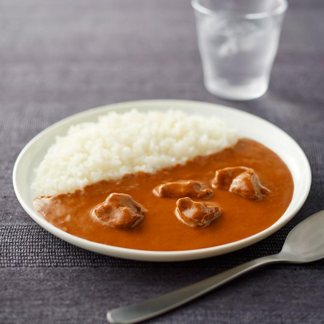 「素材を生かしたカレー バターチキン」。ギーとカシューナッツでまろやかに仕上げた2辛。ビッグカルダモンとカスリメティの香りがトマトのほどよい酸味と旨みを引き立てる