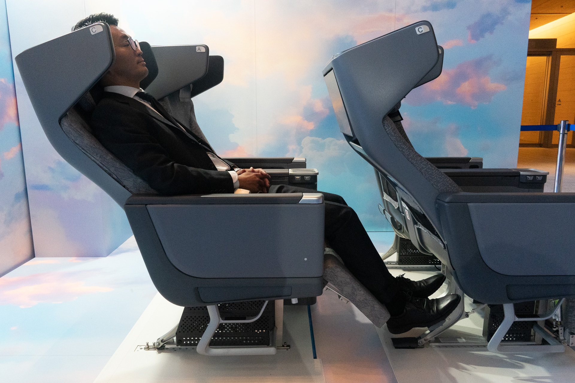 A luxurious 9-inch (approx. 23 cm) recline. Paired with the leg rest, it promises a comfortable sleep.