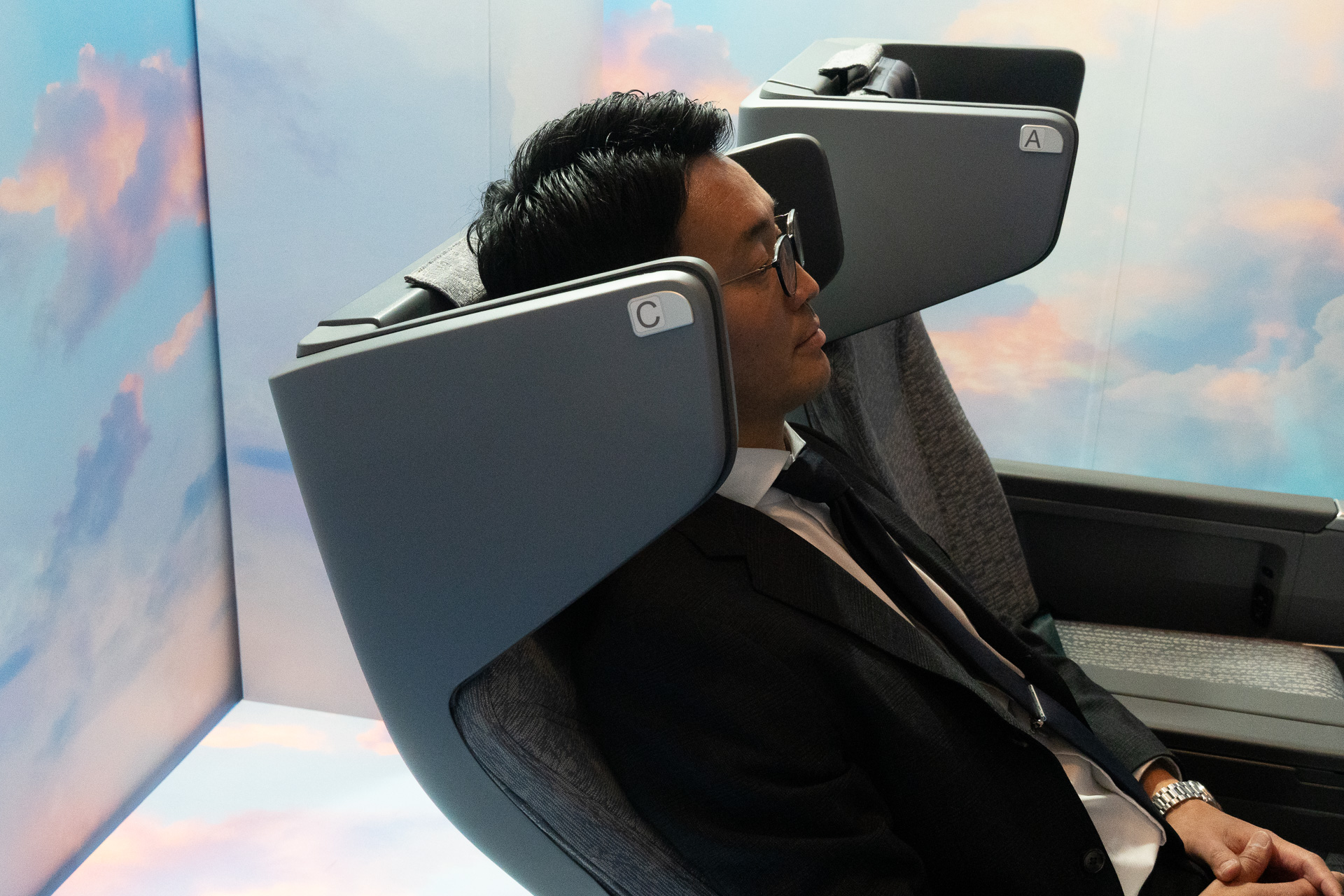 The headrest's side wings enhance privacy.