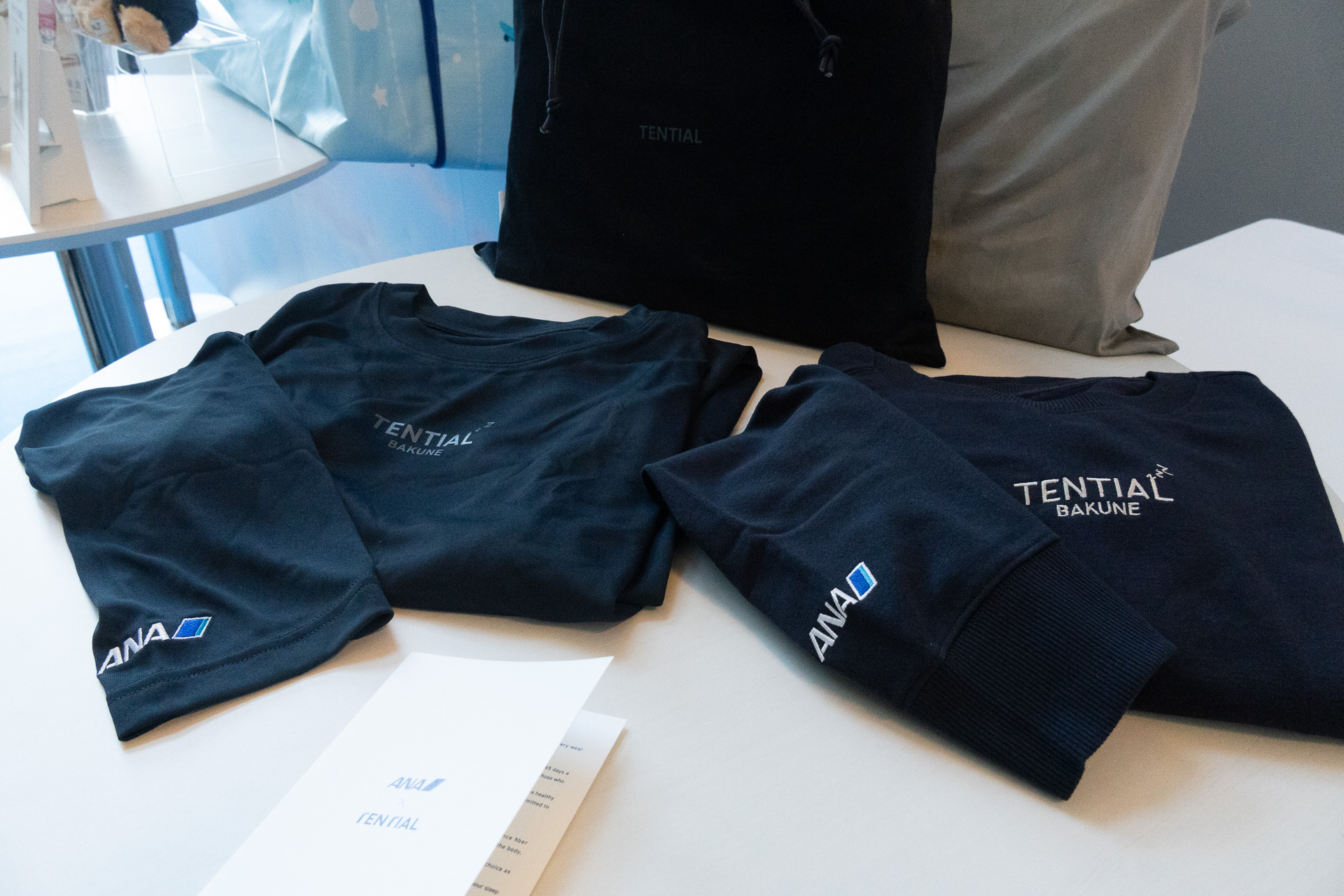 The recovery wear is a special edition of TENTIAL's "BAKUNE" with an ANA logo on the sleeve.
