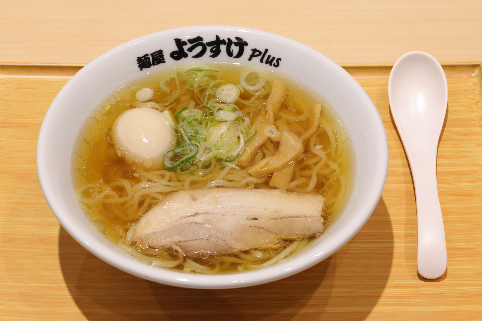 「麺屋 ようすけplus」の佐野ラーメン（煮たまごらーめん）
