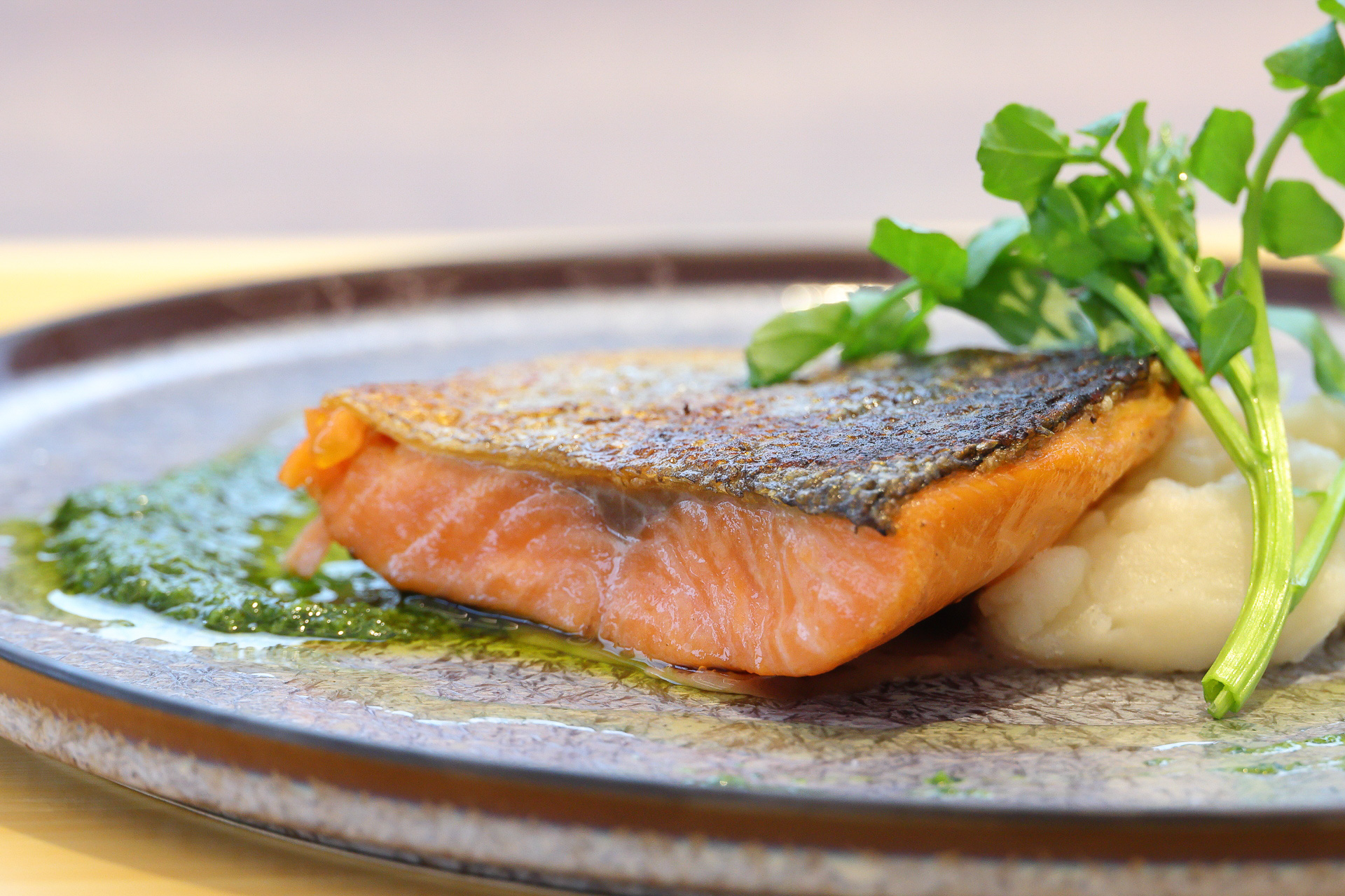 レアでいただく栃木県産ヤシオマスのソテー