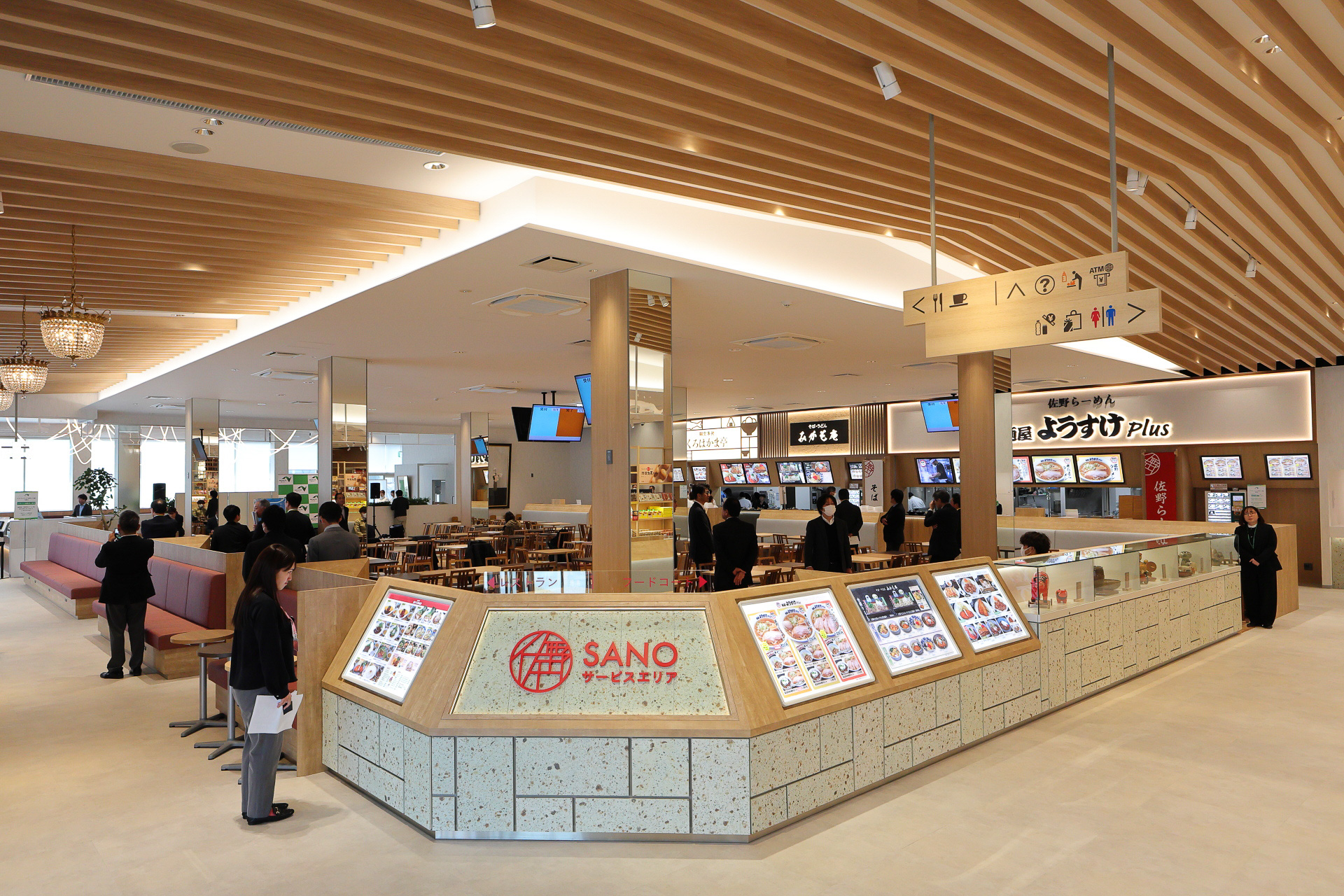 「くろはかま亭」「みかも庵」「麺屋 ようすけplus」が並ぶフードコート