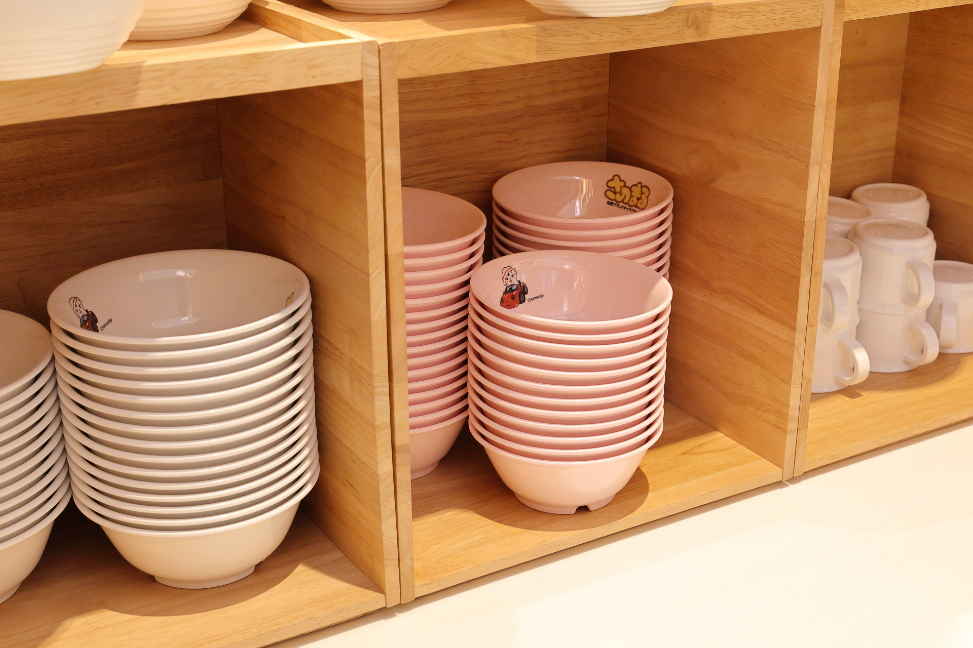 フードコートの子供用食器もさのまるのイラスト入り