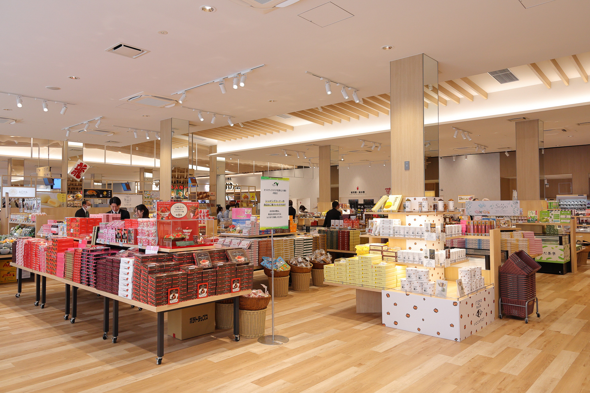 ショッピングコーナーは明るく開放的な雰囲気