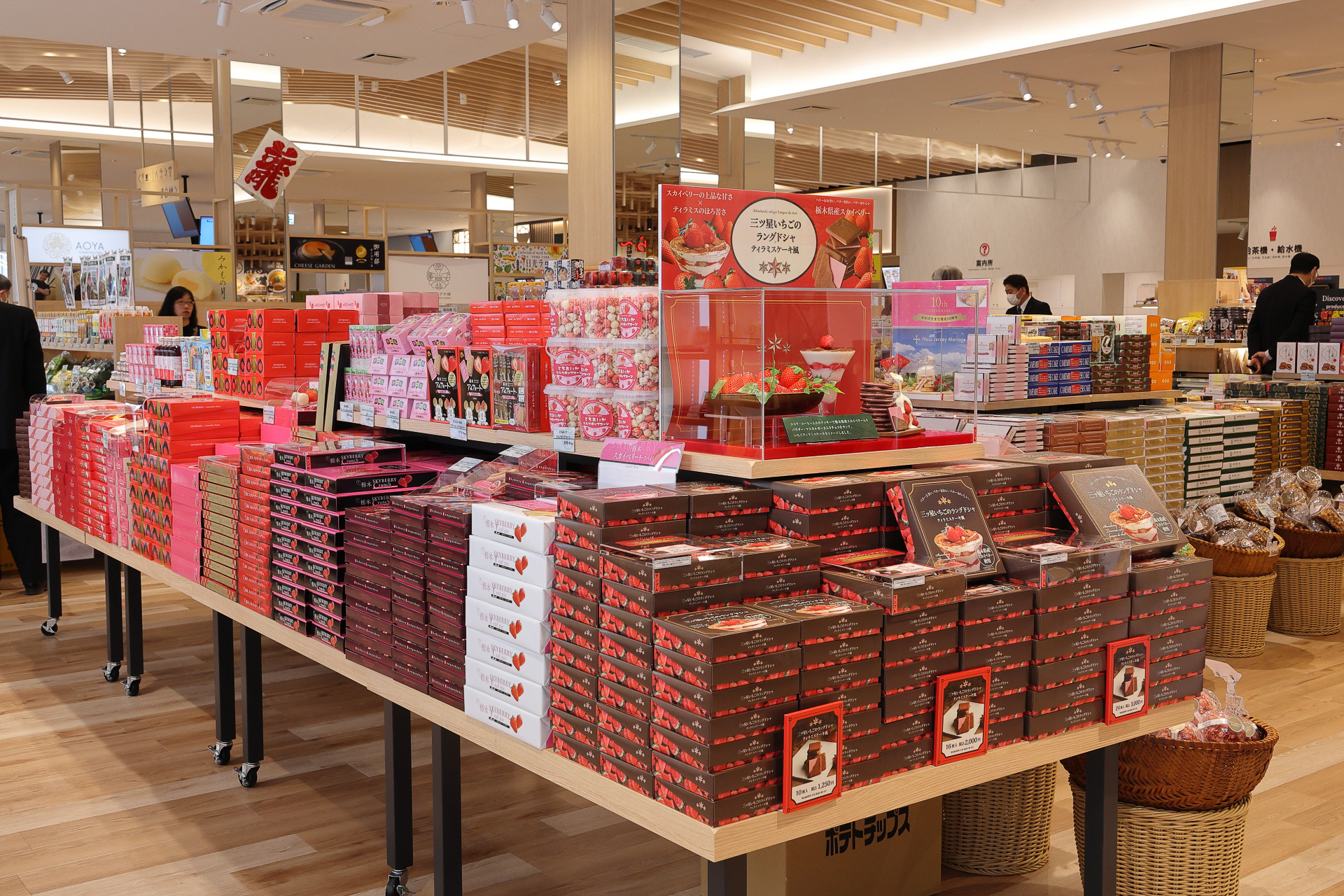 栃木の名産品 いちごの関連のお菓子が並んでいる