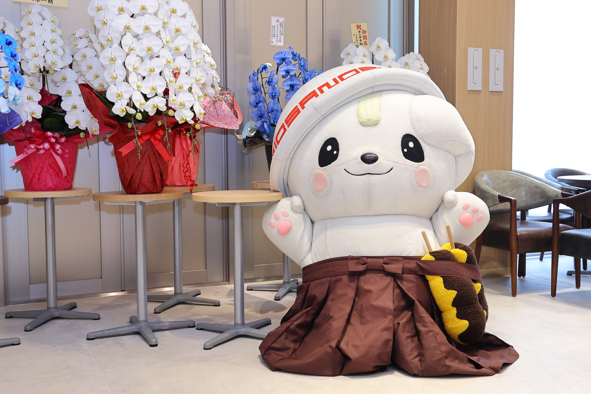 オープニングイベント・キャンペーンにて来場者を迎えるさのまる