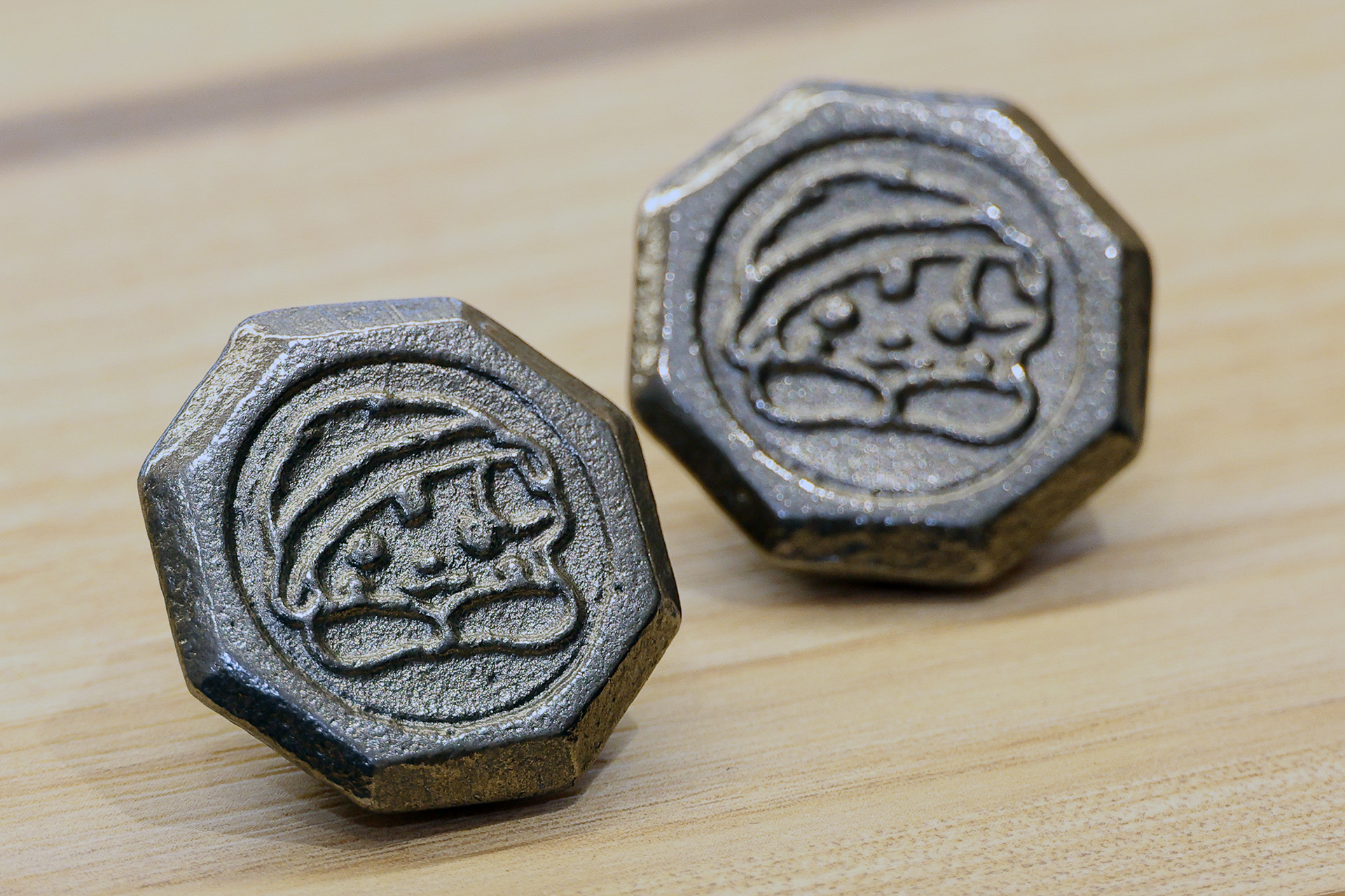 3月17日、入店先着100名にプレゼントする天明鋳物の「さのまるベーゴマ」