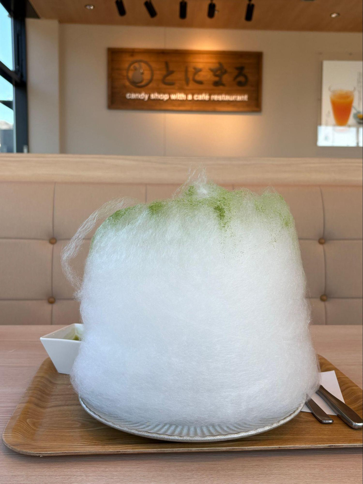 ふわふわのわたあめに温かい濃厚な抹茶をかけると、バームクーヘンが出現！　抹茶ソースとなってスイーツの完成です！