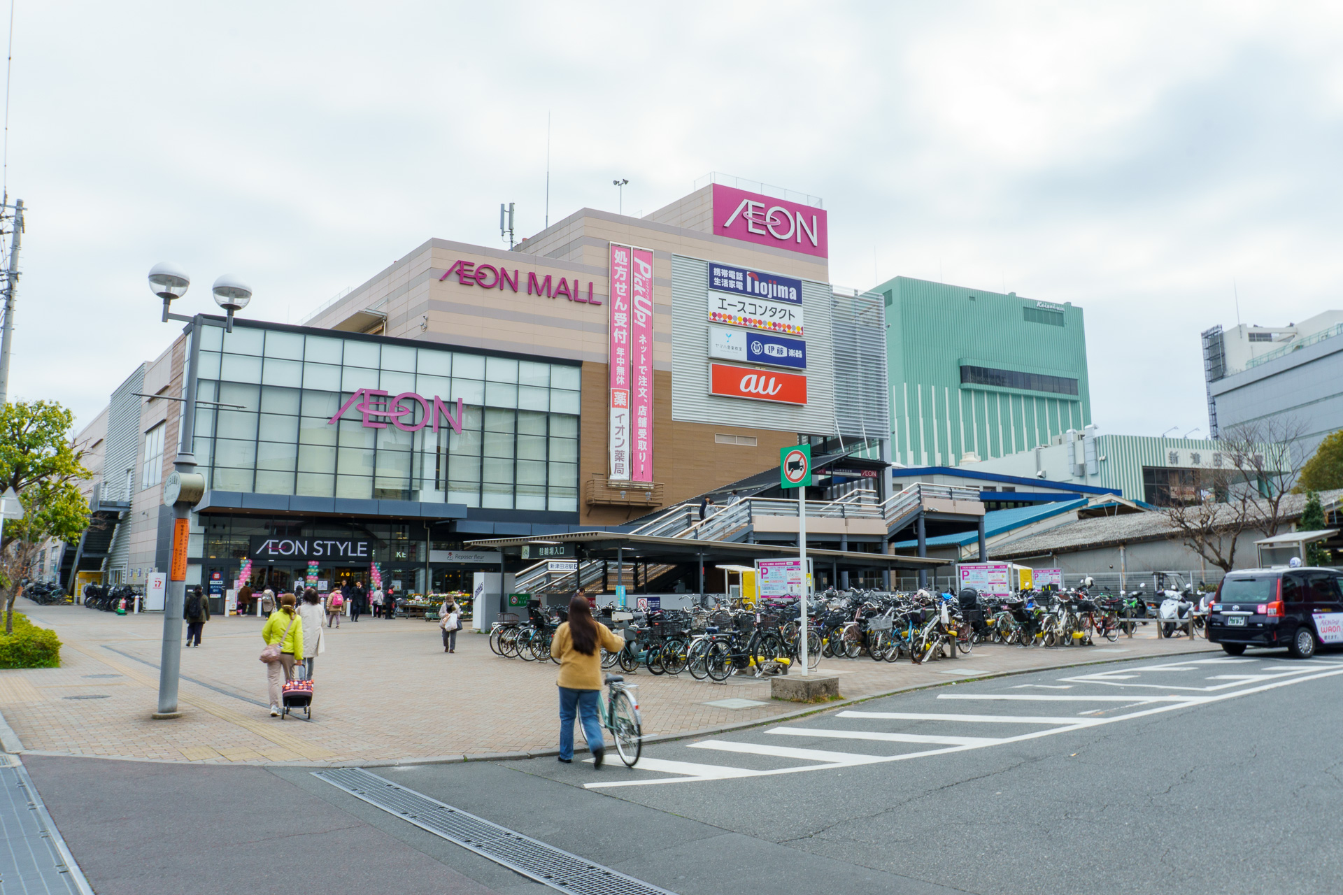 新津田沼駅の北側から見た様子。右がイオンモール津田沼 North、左奥の青緑の建物がイオンモール津田沼 South