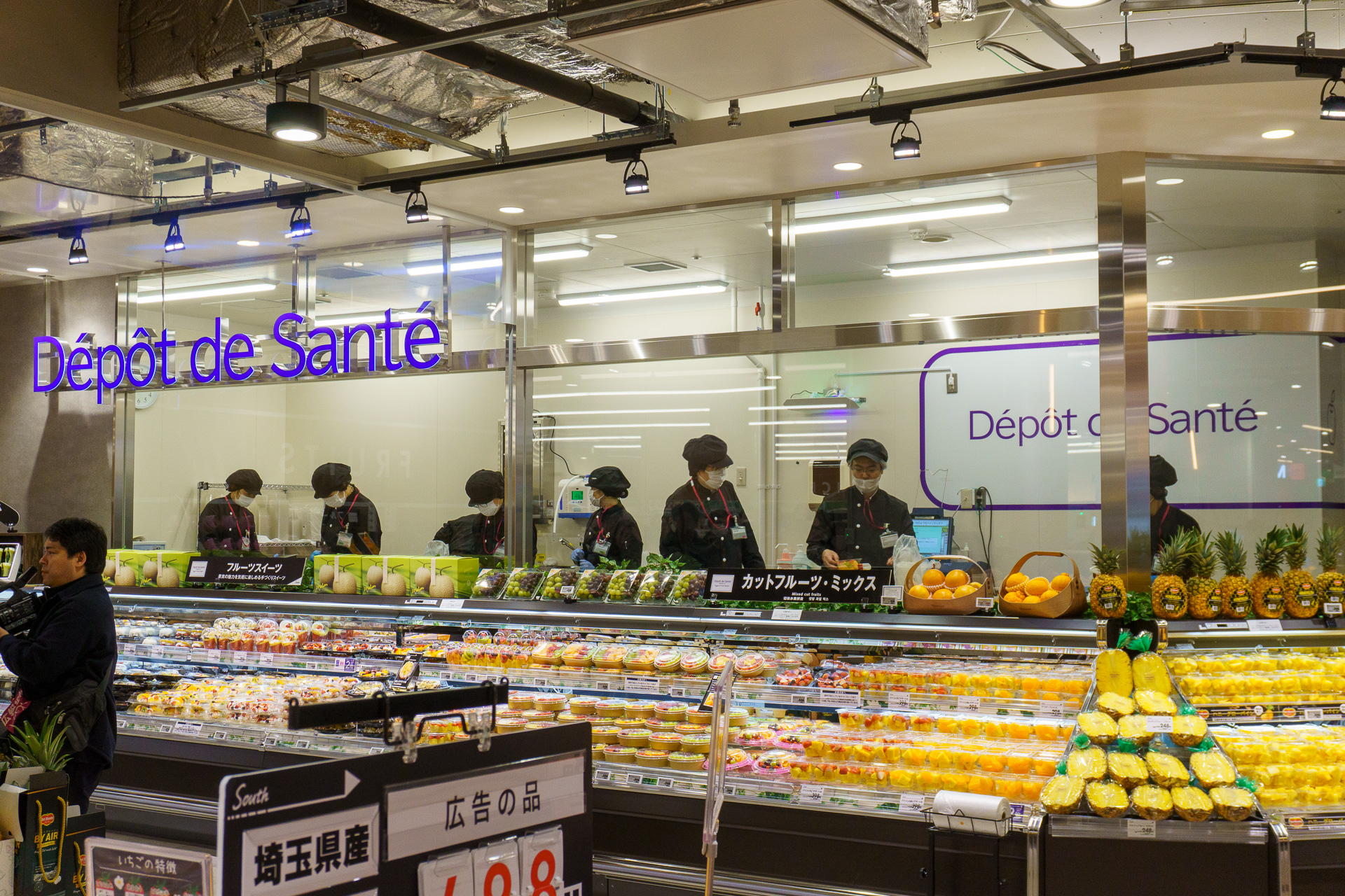 新鮮なカットフルーツやフルーツスイーツを提供