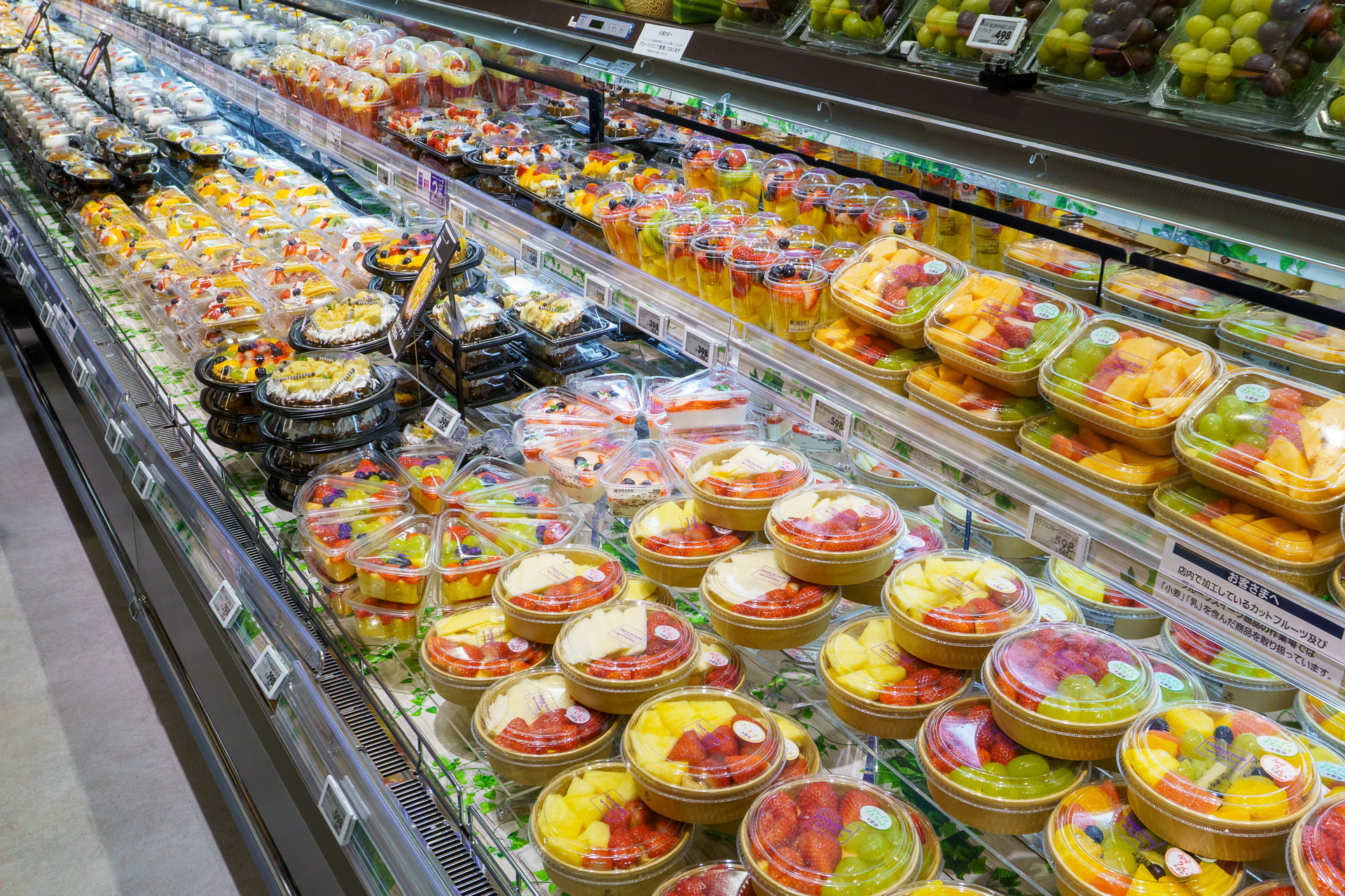 新鮮なカットフルーツやフルーツスイーツを提供