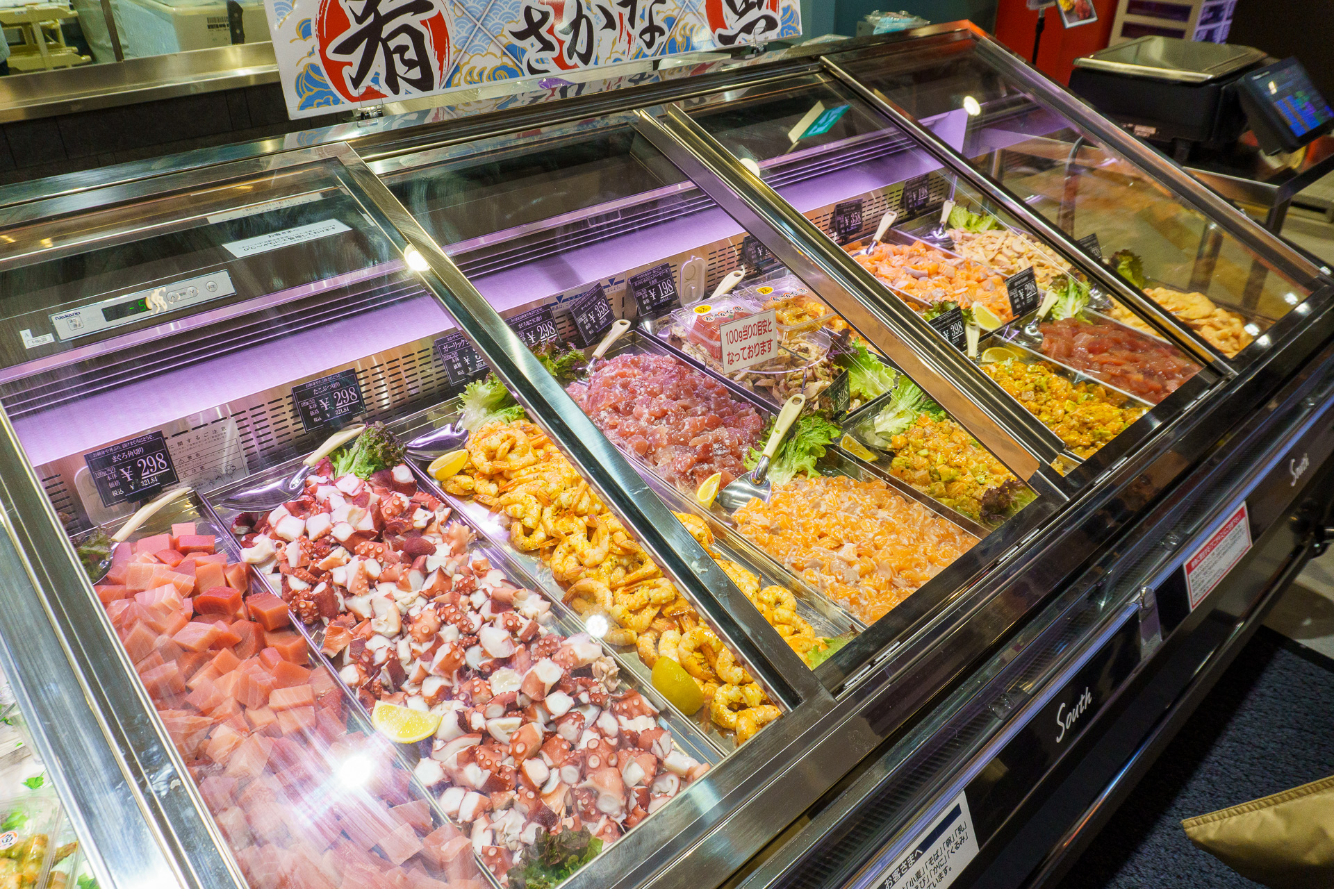 鮮魚コーナーでは肴の量り売りも