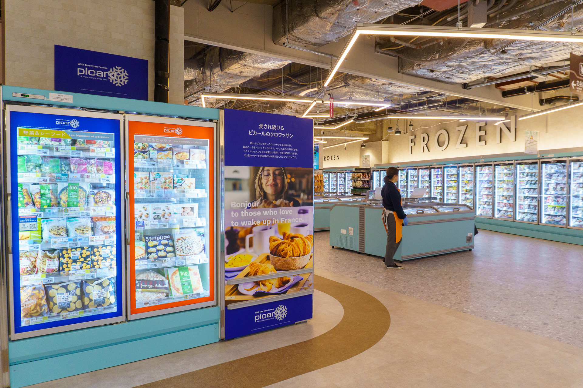 オーガニック食品や冷凍食品コーナーも充実