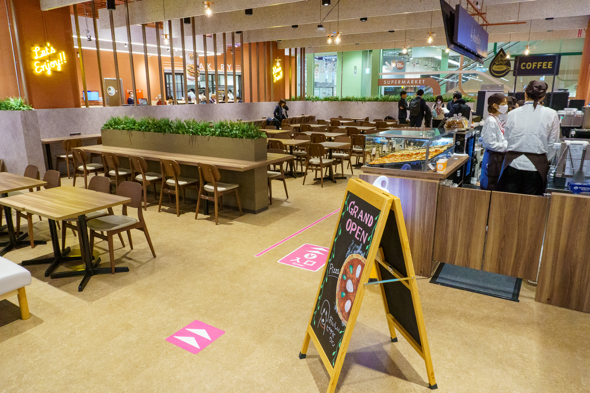 イートインスペースは四角いピザやスイーツを用意。電源付きの席も備えている