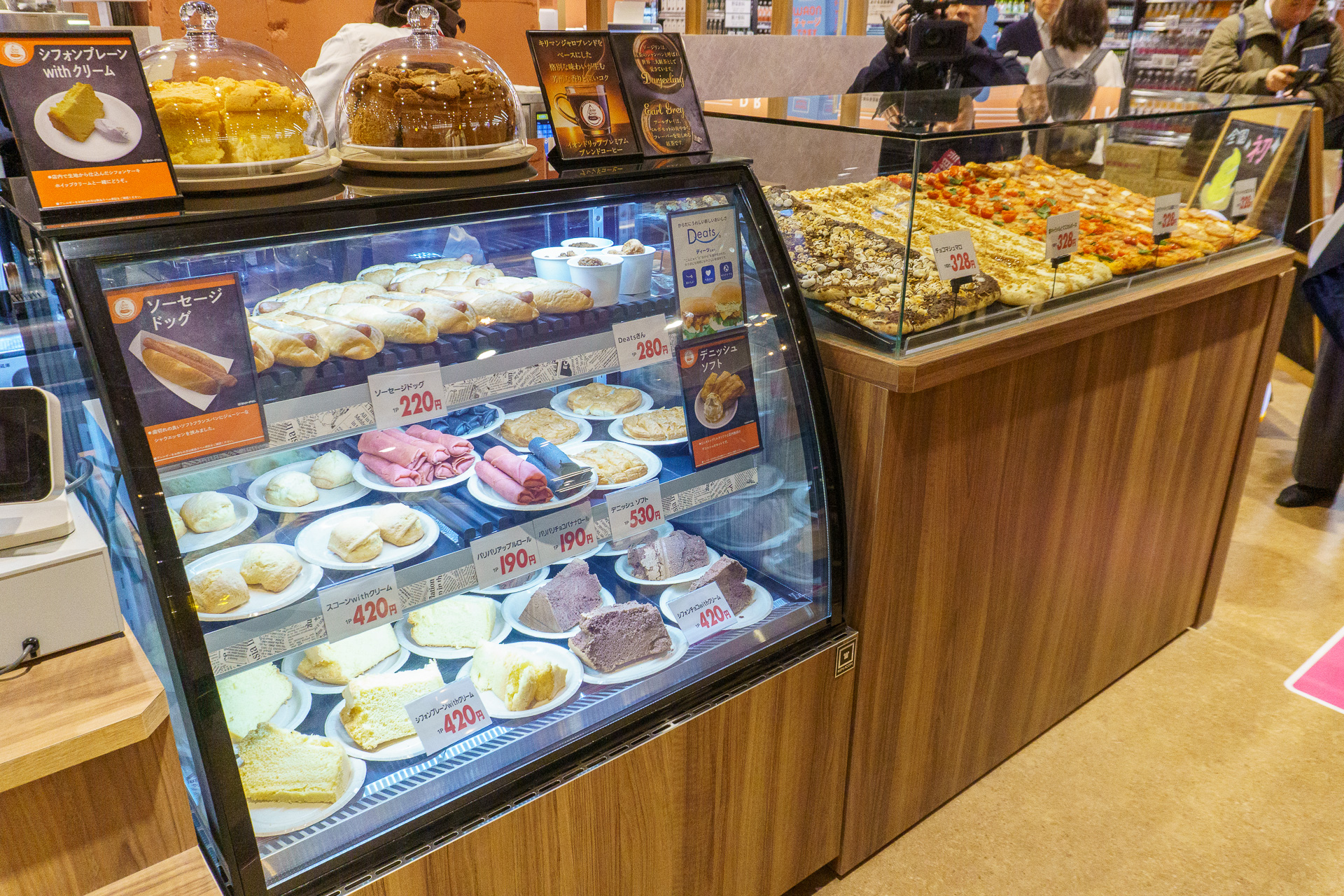 イートインスペースは四角いピザやスイーツを用意。電源付きの席も備えている