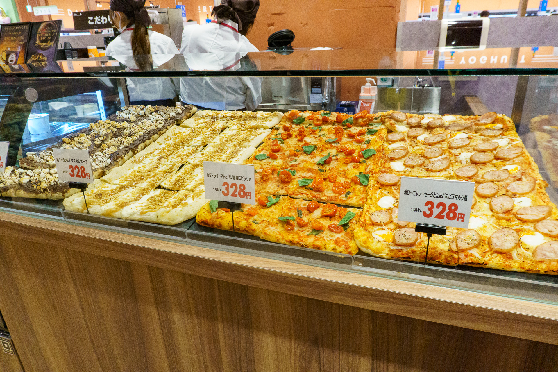 イートインスペースは四角いピザやスイーツを用意。電源付きの席も備えている