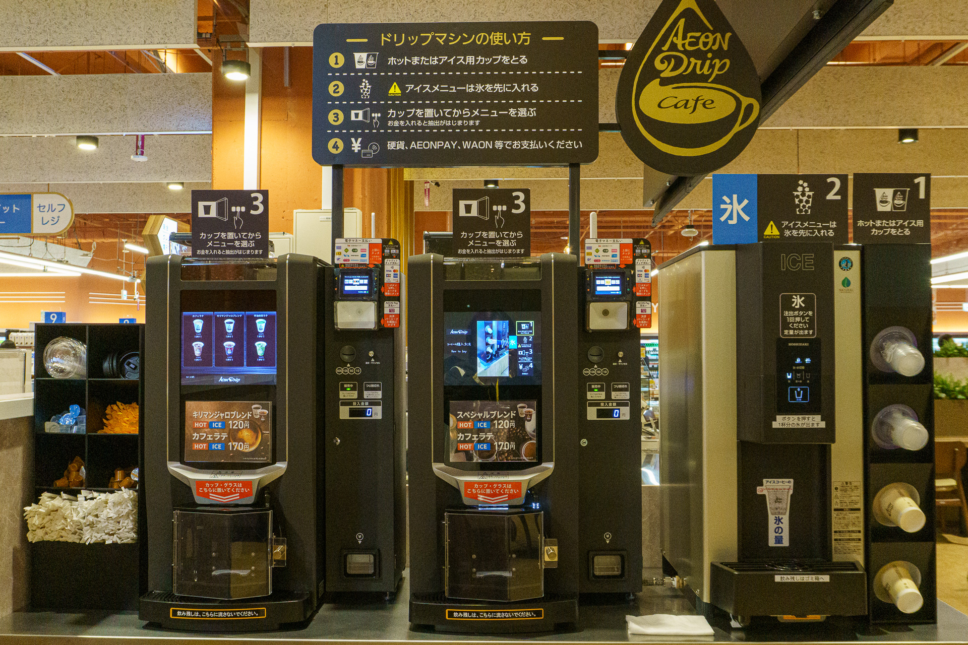 イートインスペースは四角いピザやスイーツを用意。電源付きの席も備えている