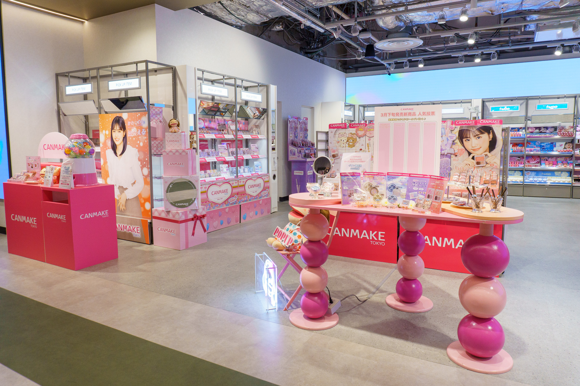 入り口付近にはポップアップスペースを設けている（第1弾はキャンメイク）