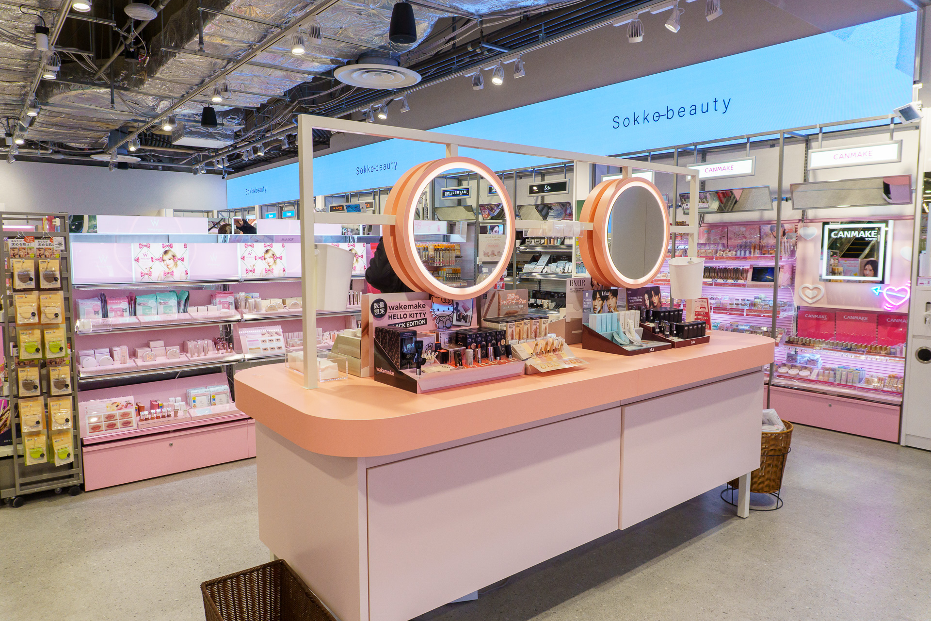 その場で試せるテスタースペースやバーチャルメイクコーナーなど、リアル店舗ならではの売場作りを意識している