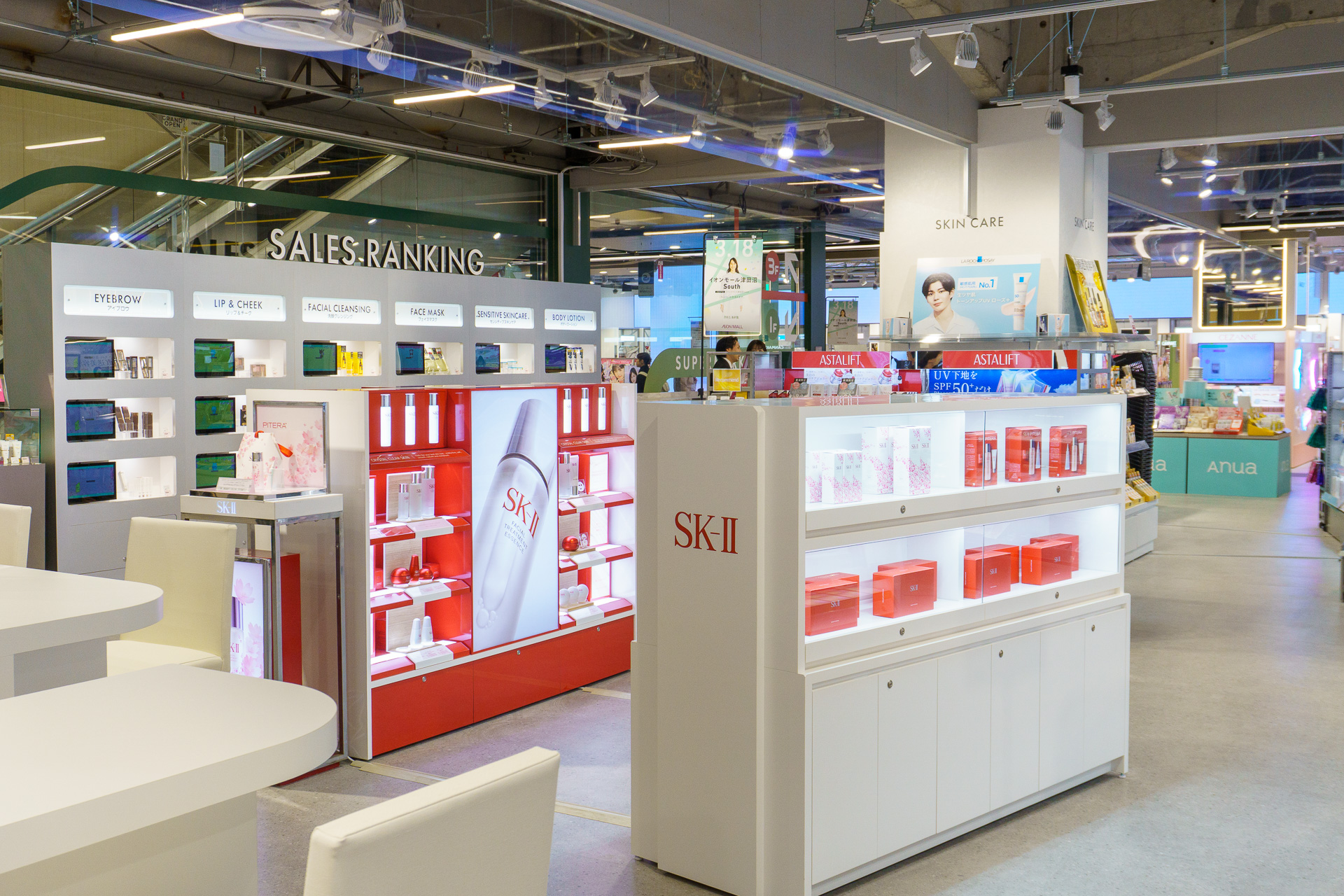 その場で試せるテスタースペースやバーチャルメイクコーナーなど、リアル店舗ならではの売場作りを意識している