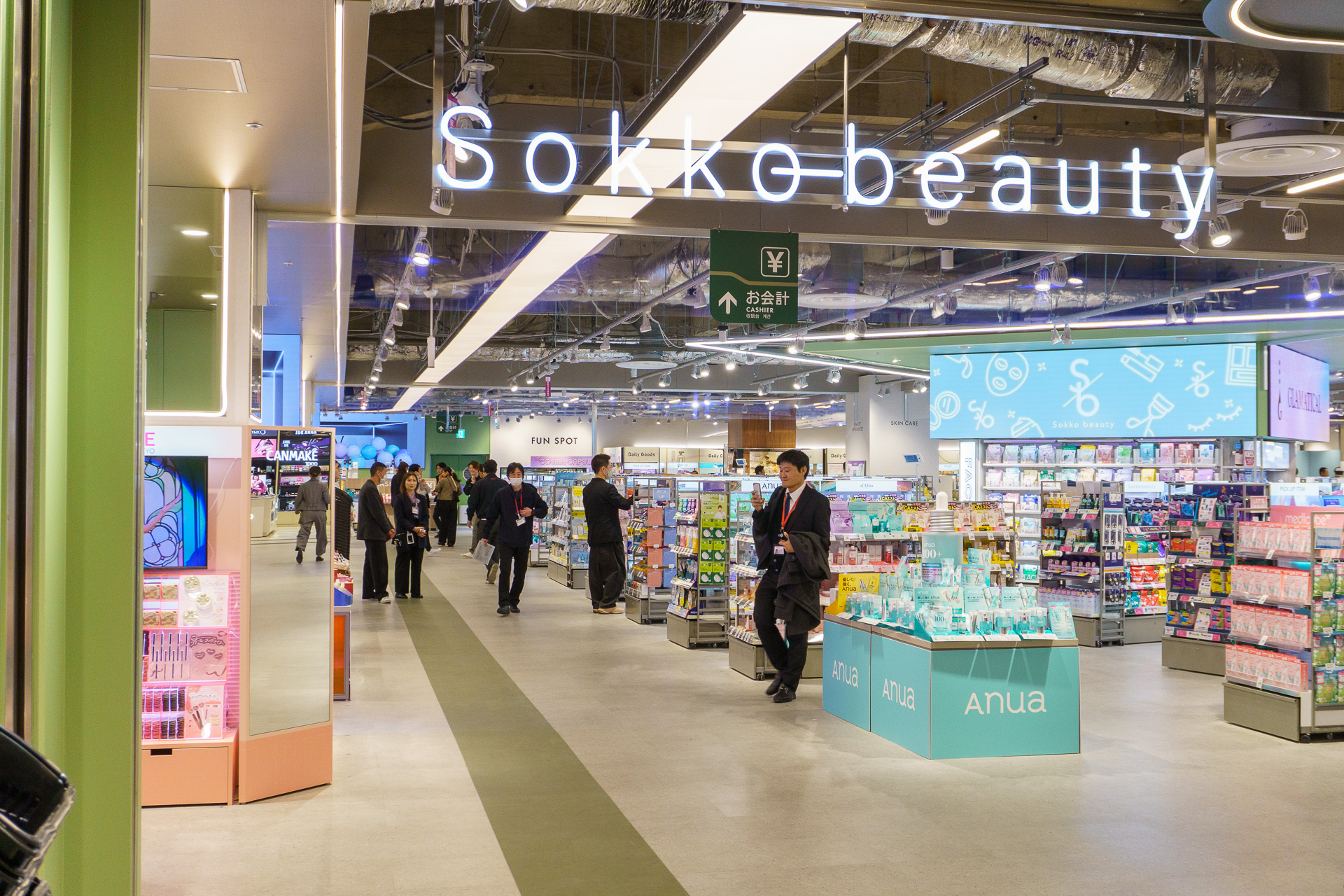 入り口付近にはポップアップスペースを設けている（第1弾はキャンメイク）