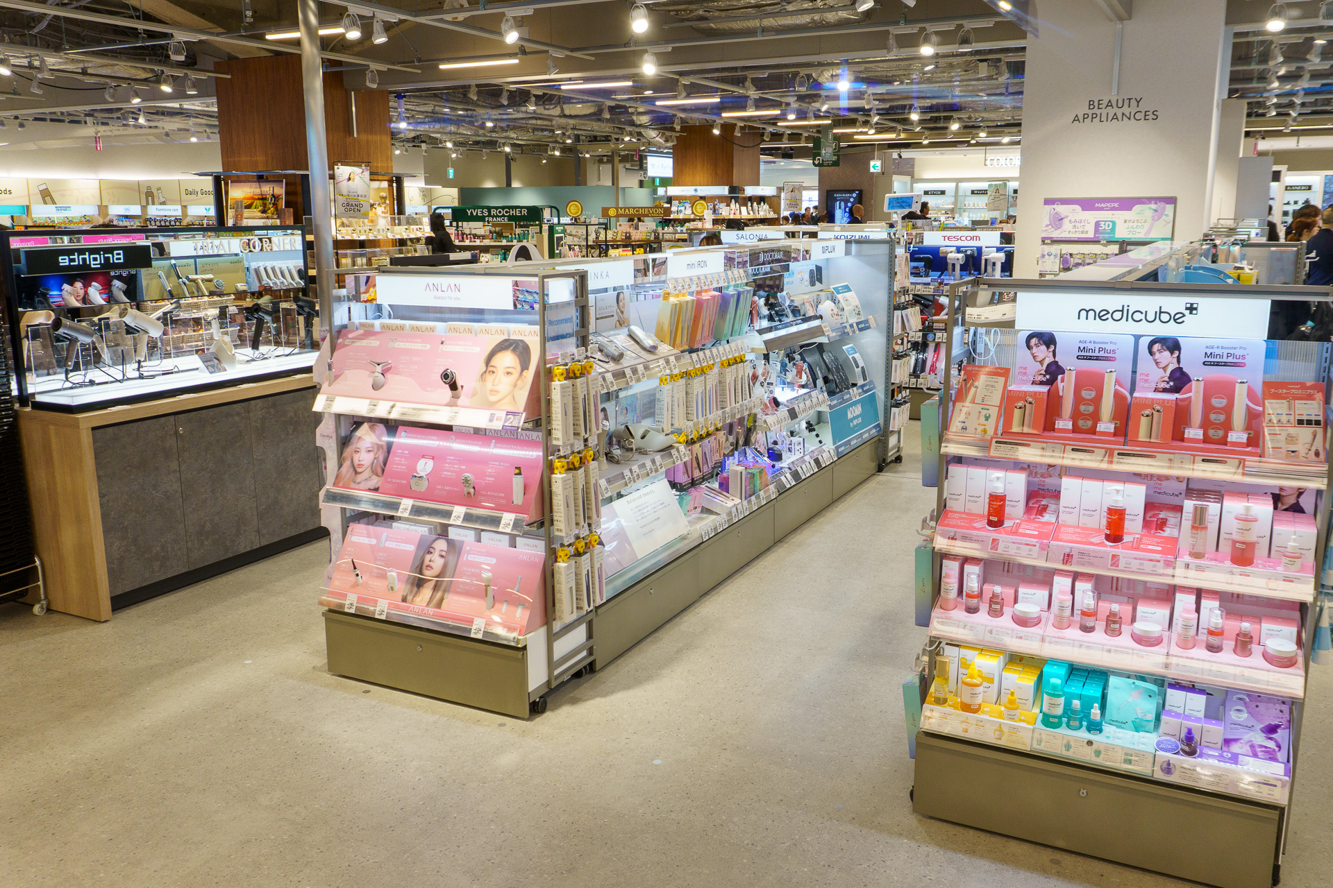 その場で試せるテスタースペースやバーチャルメイクコーナーなど、リアル店舗ならではの売場作りを意識している