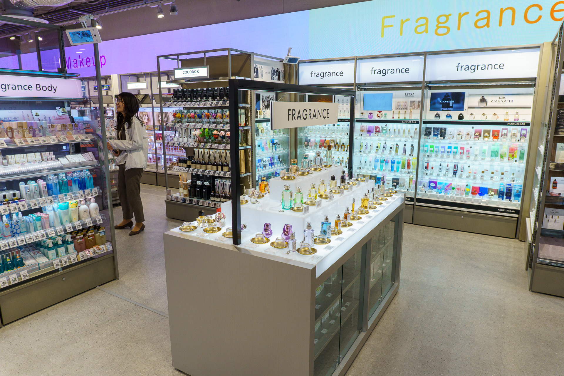 フレグランスをワンプッシュ単位で購入できる自動販売機