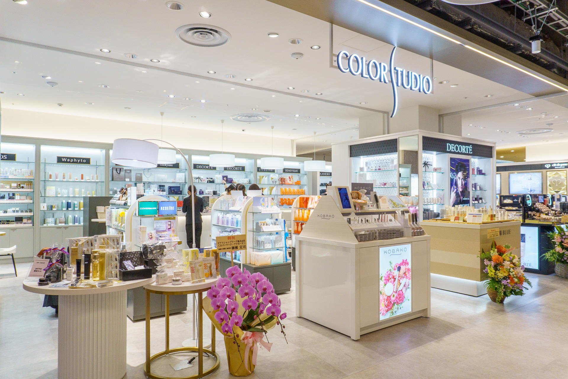 その場で試せるテスタースペースやバーチャルメイクコーナーなど、リアル店舗ならではの売場作りを意識している