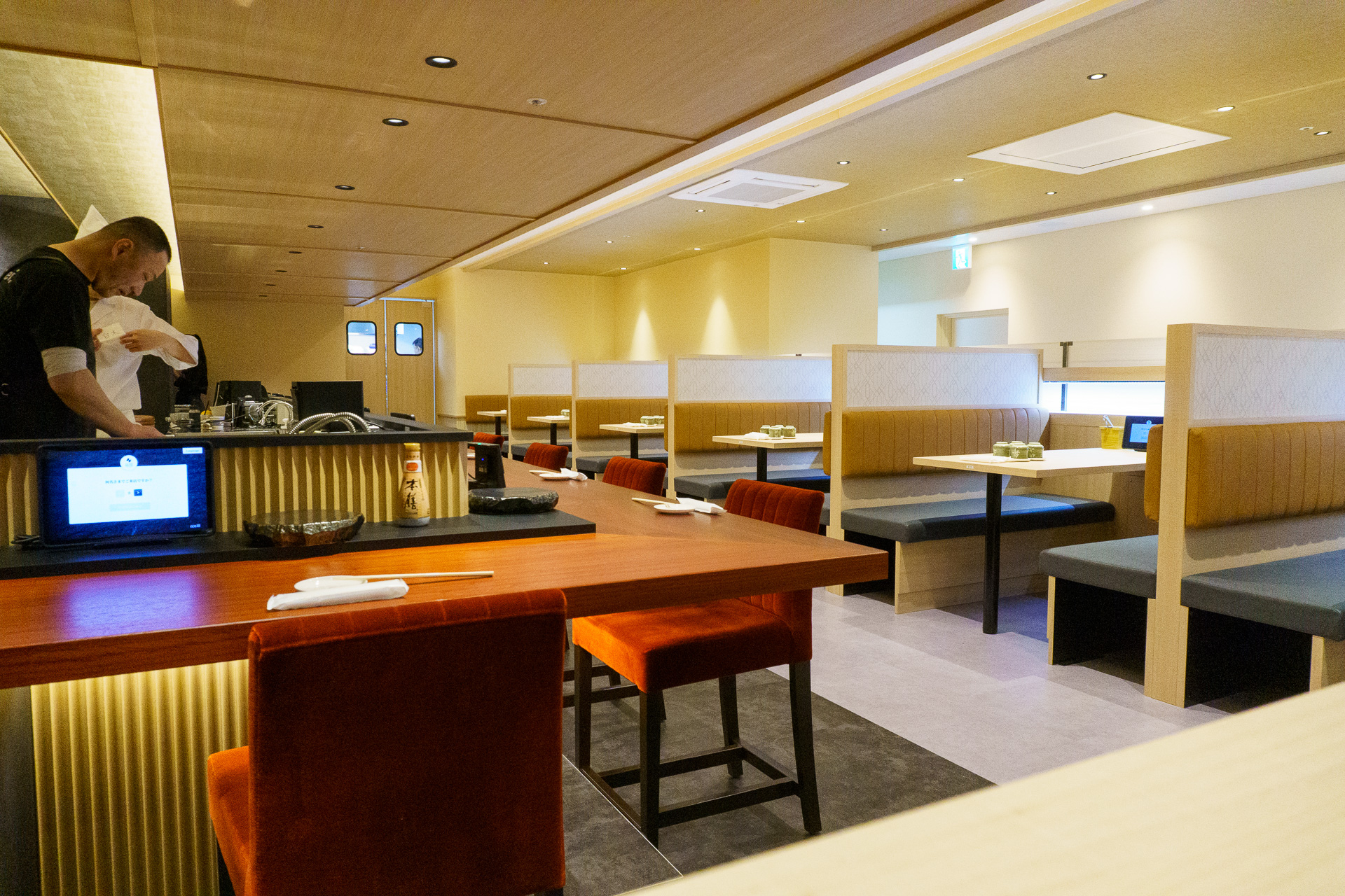 カウンターとテーブル席、2つの個室を備えている