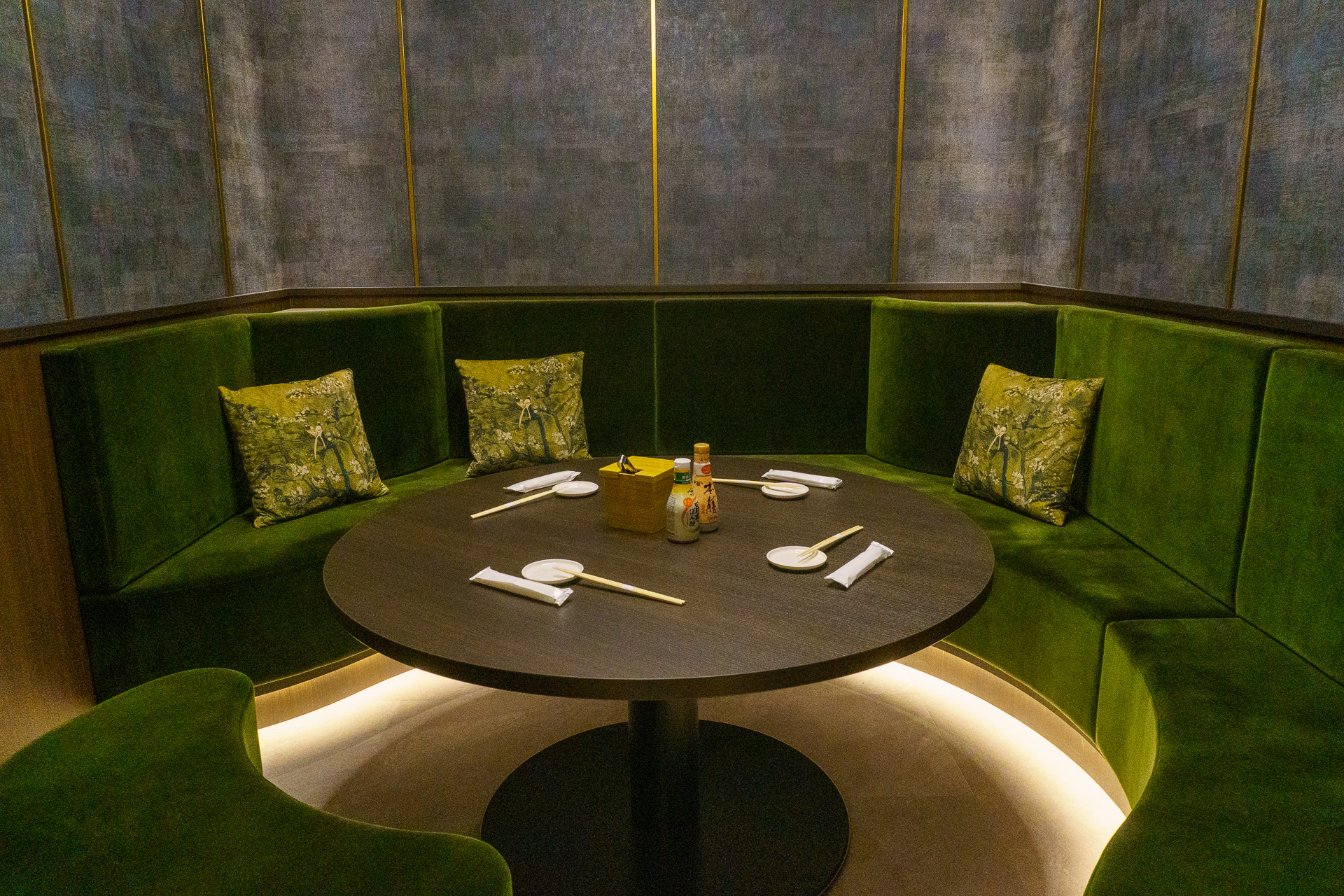 カウンターとテーブル席、2つの個室を備えている