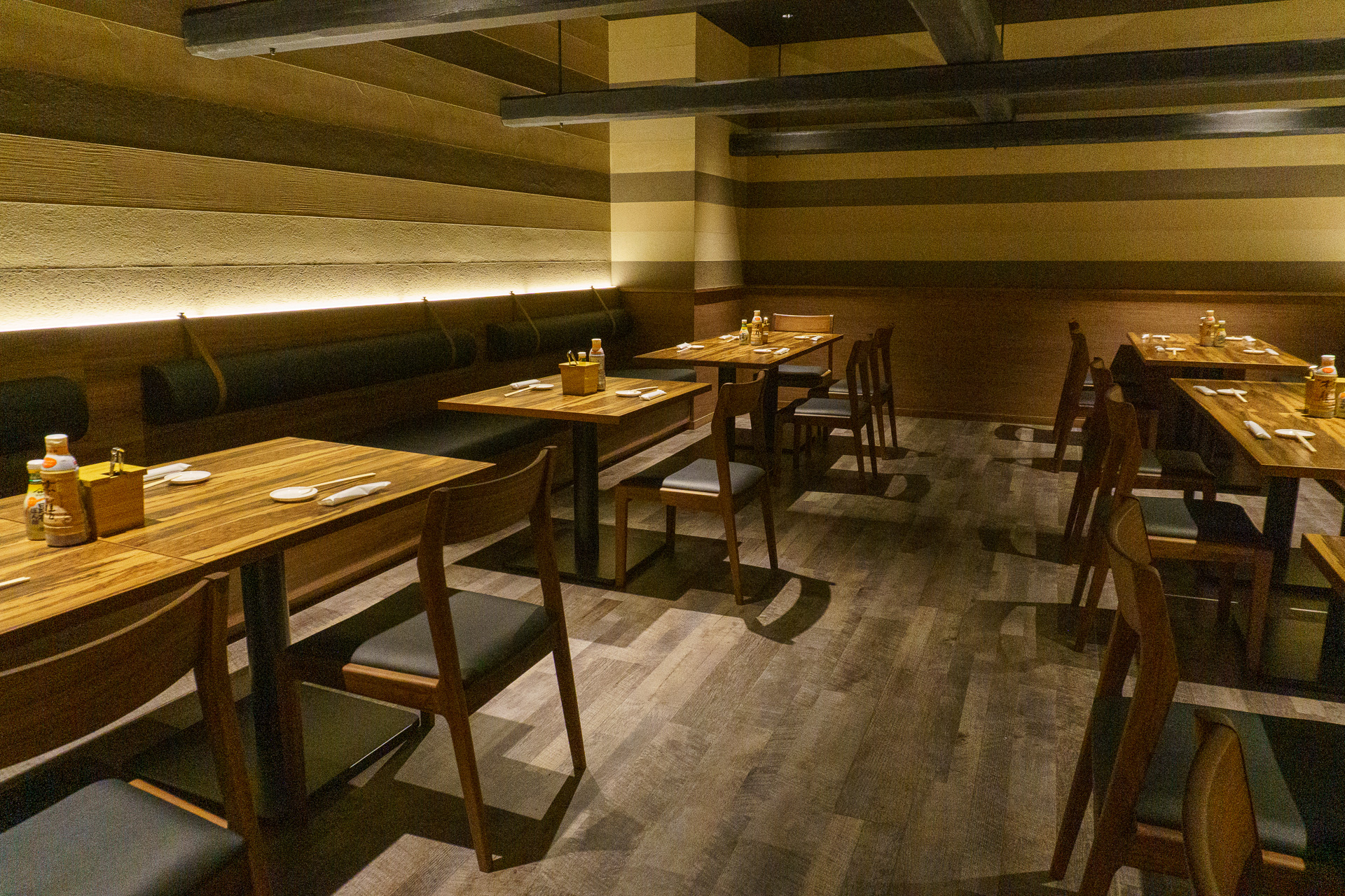 カウンターとテーブル席、2つの個室を備えている