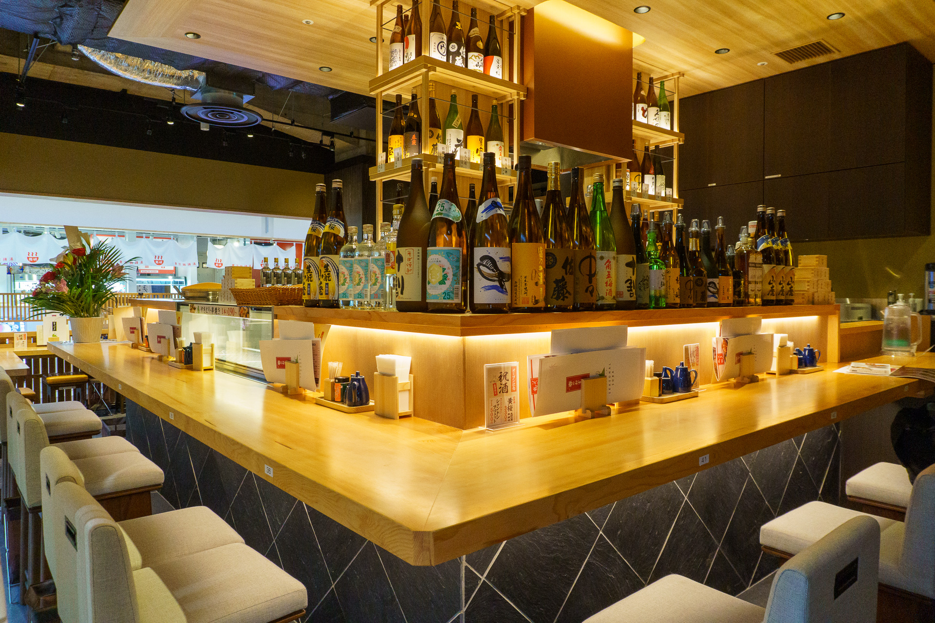 カウンターも多数設けている「ソバキチ」