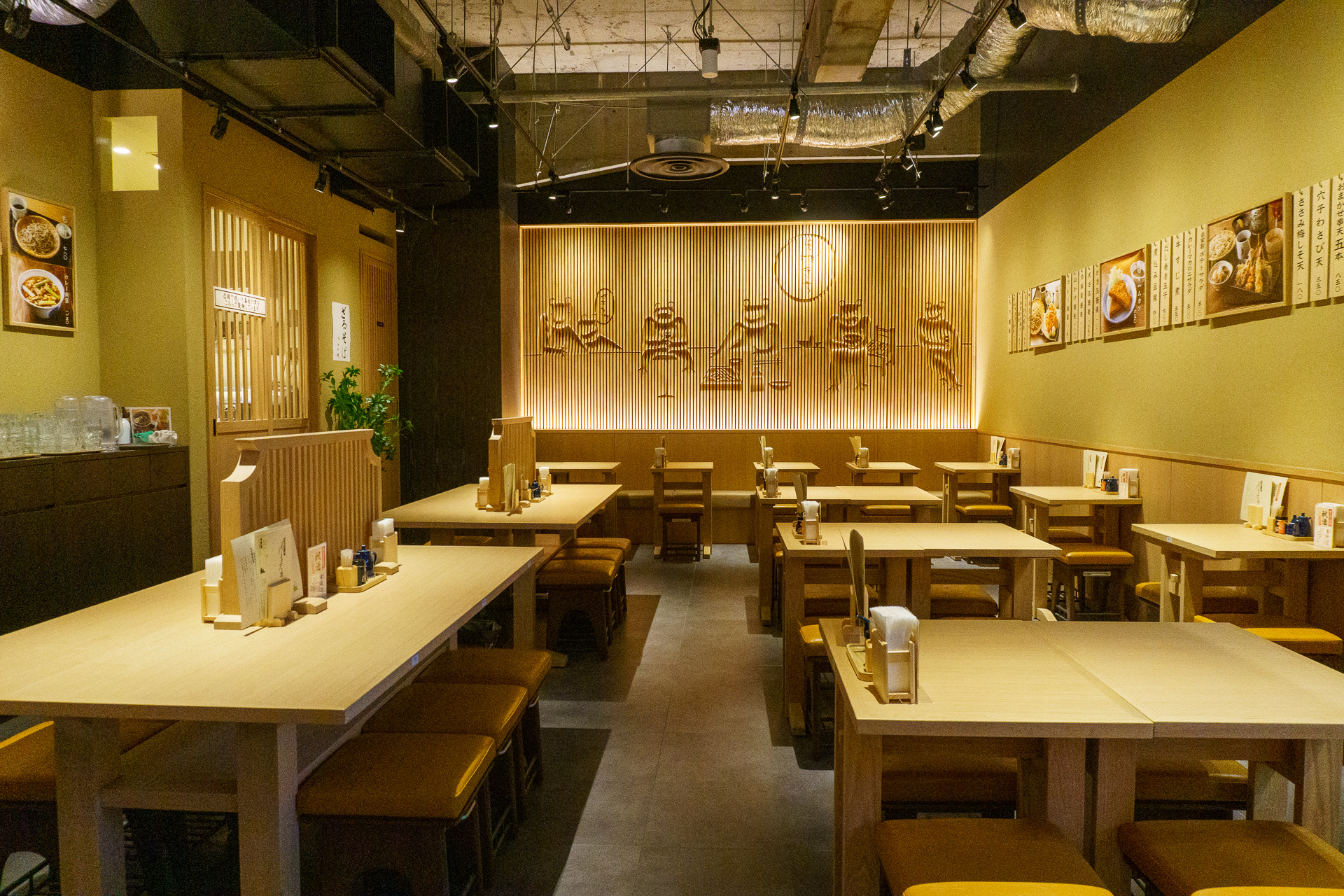 カウンターも多数設けている「ソバキチ」