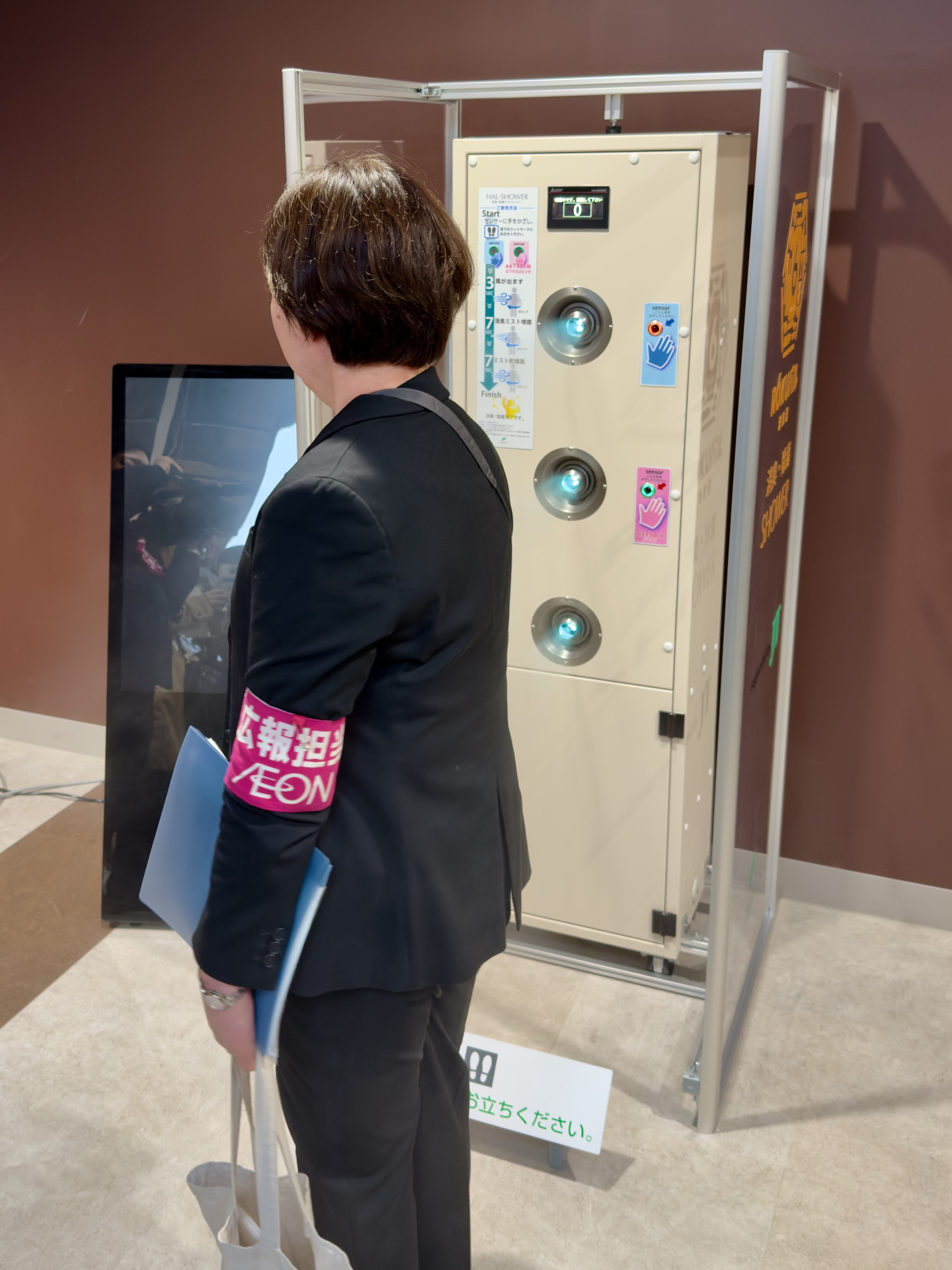 衣類の消臭・乾燥マシンもエレベーター前に設置。焼き肉やもんじゃ焼きを食べても安心！