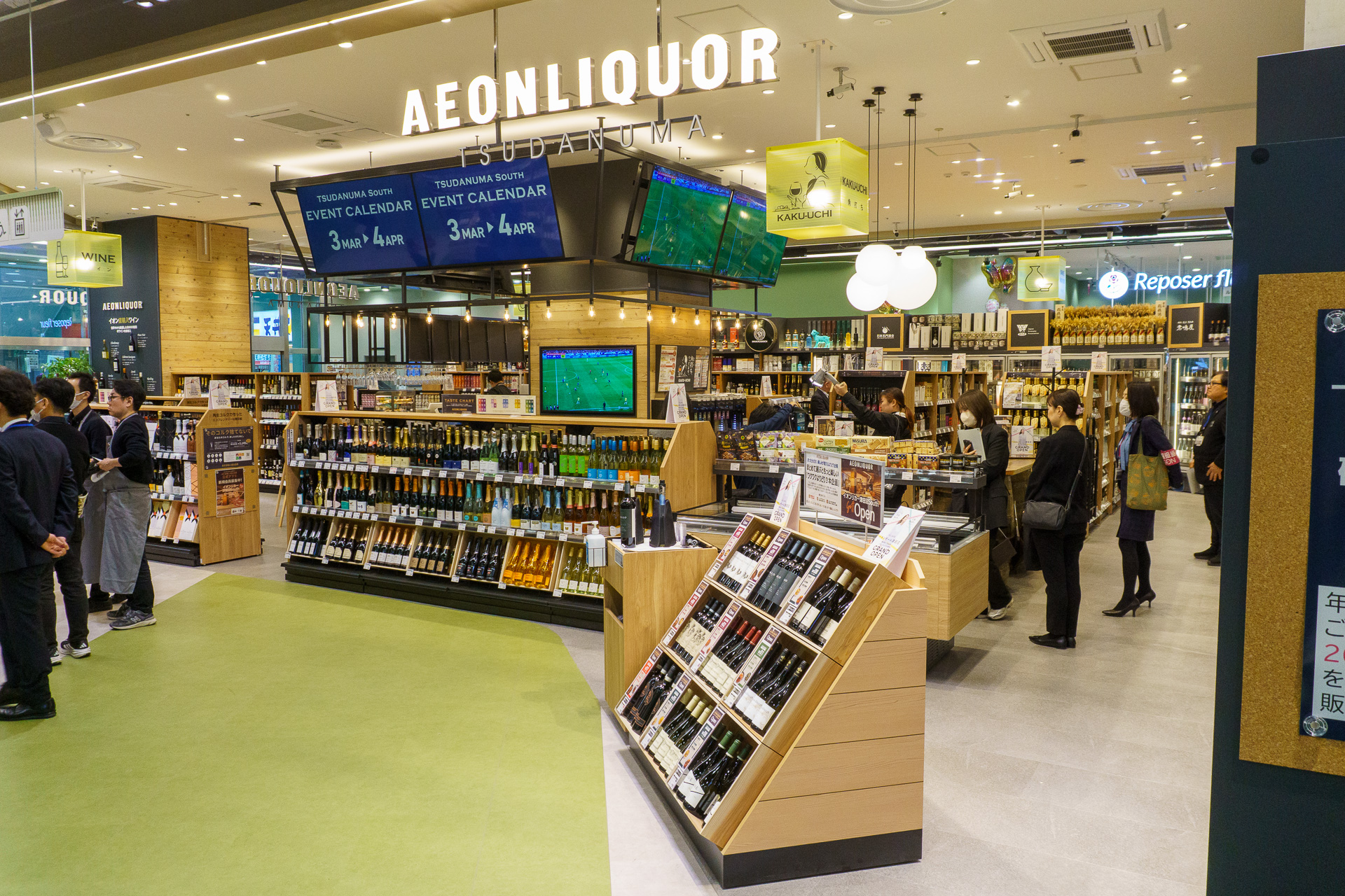 ワインのラインアップはフランス・イタリア産で3000～5000円の価格帯が中心。2000円以下のテーブルワインも用意している