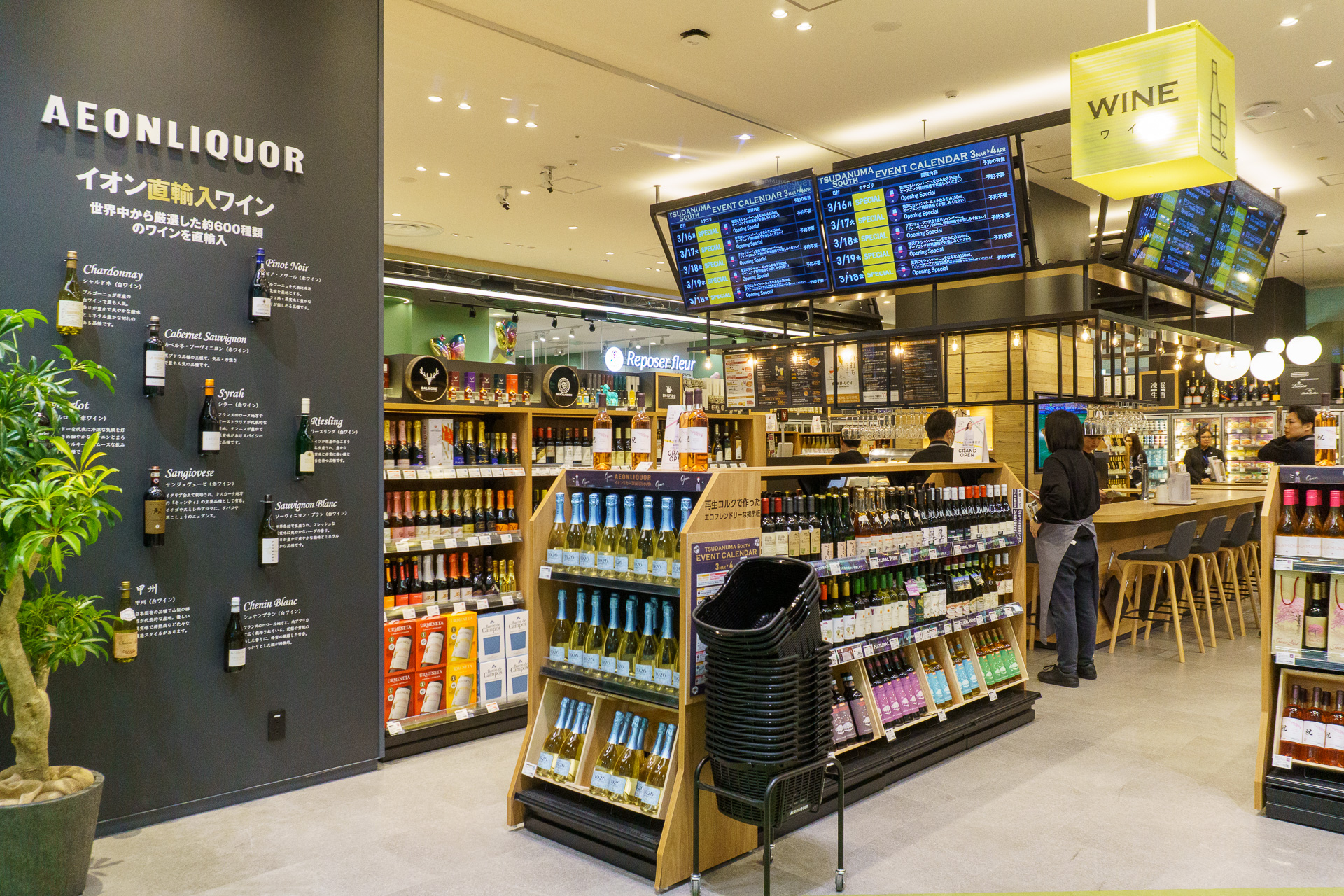 ワインのラインアップはフランス・イタリア産で3000～5000円の価格帯が中心。2000円以下のテーブルワインも用意している