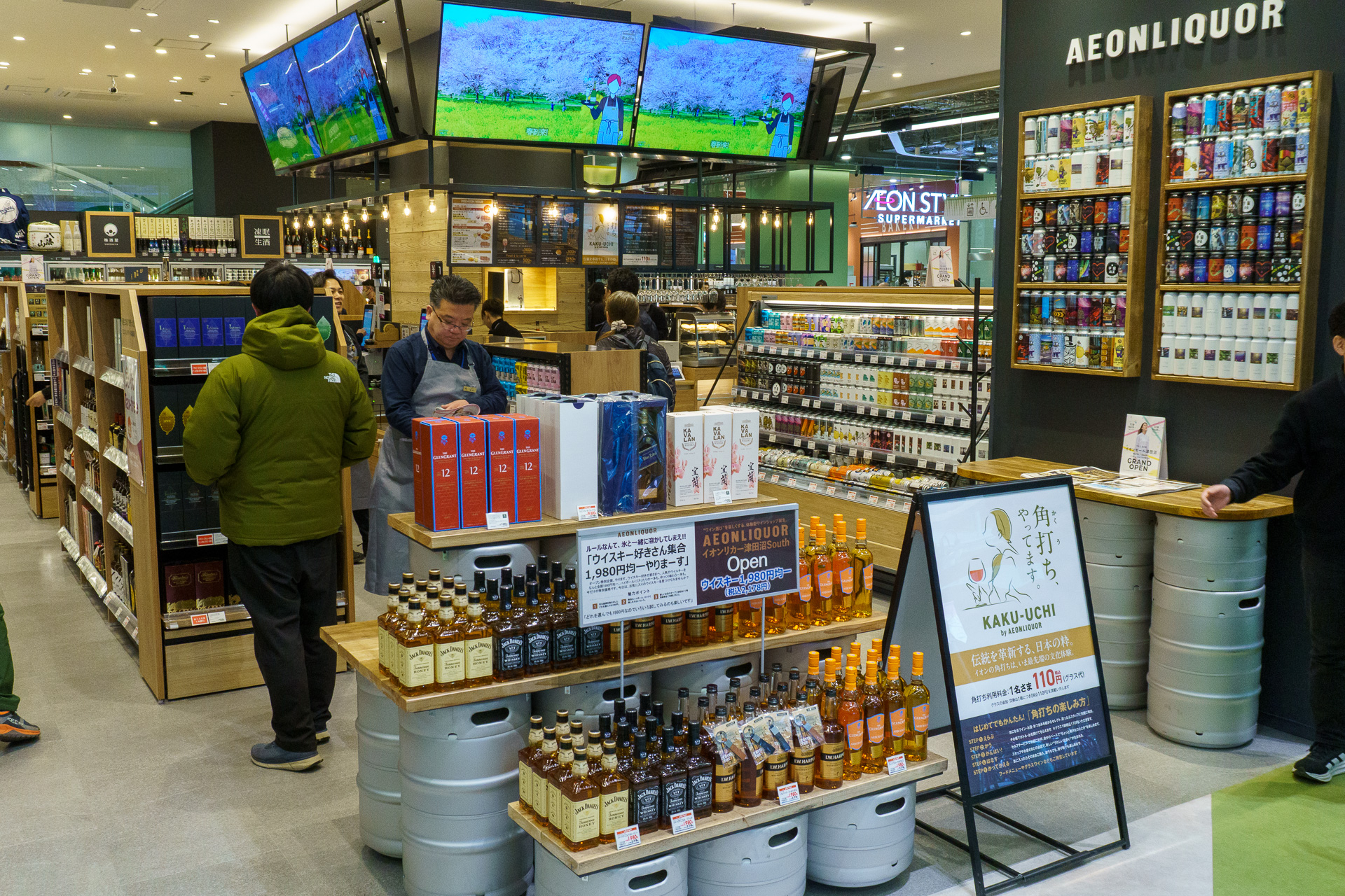 ワインは香り×味わいの30分類から直感的に選べる。ソムリエに相談したり、選んだタイプの商品をQRコードからオンラインで購入することも可能