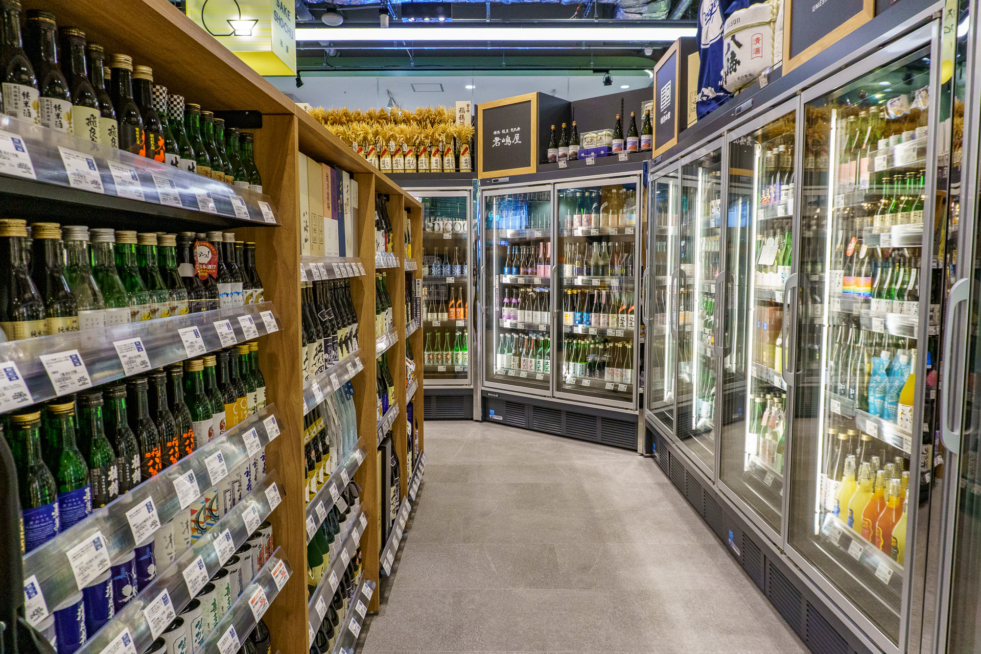 ワインは香り×味わいの30分類から直感的に選べる。ソムリエに相談したり、選んだタイプの商品をQRコードからオンラインで購入することも可能