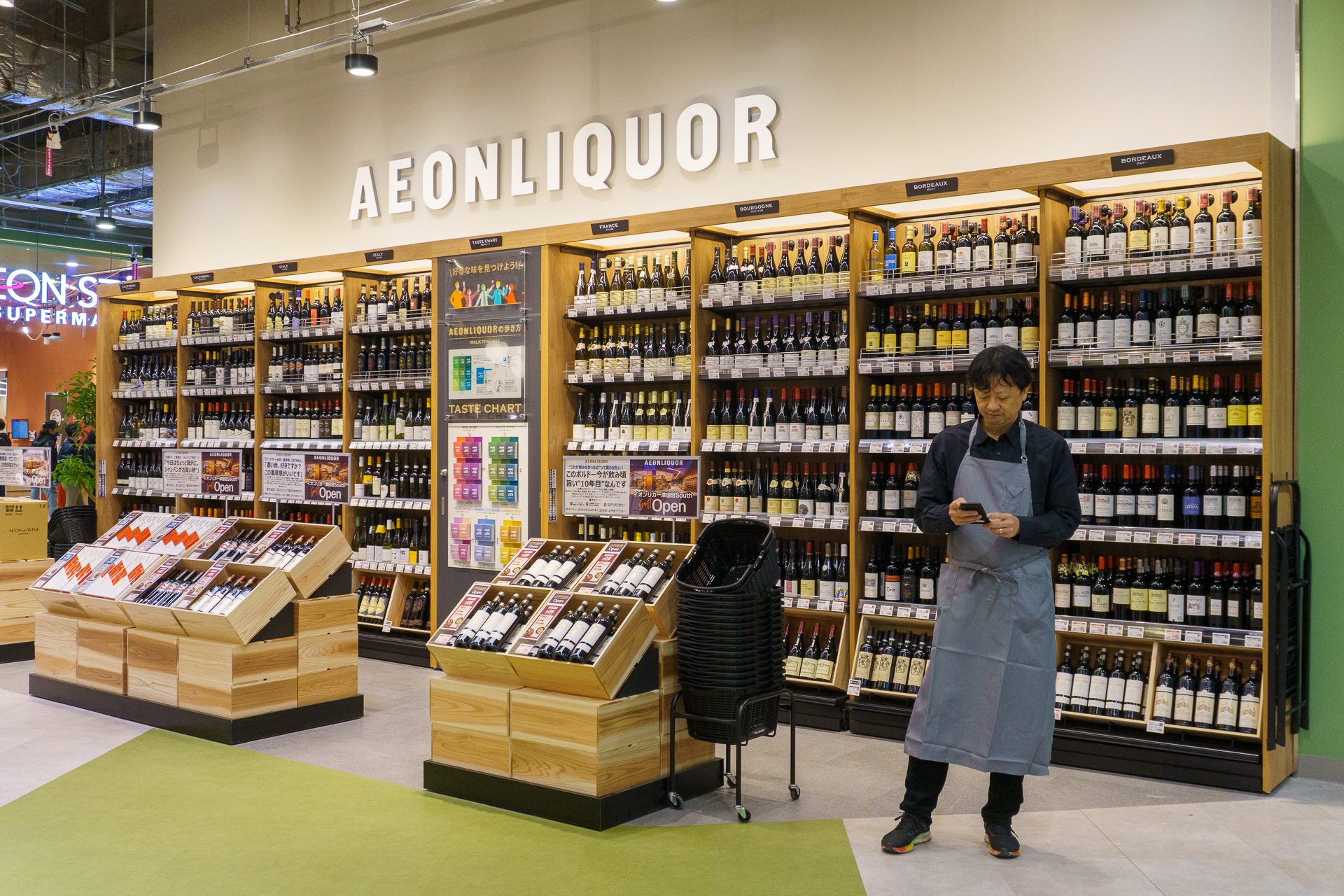 ワインは香り×味わいの30分類から直感的に選べる。ソムリエに相談したり、選んだタイプの商品をQRコードからオンラインで購入することも可能