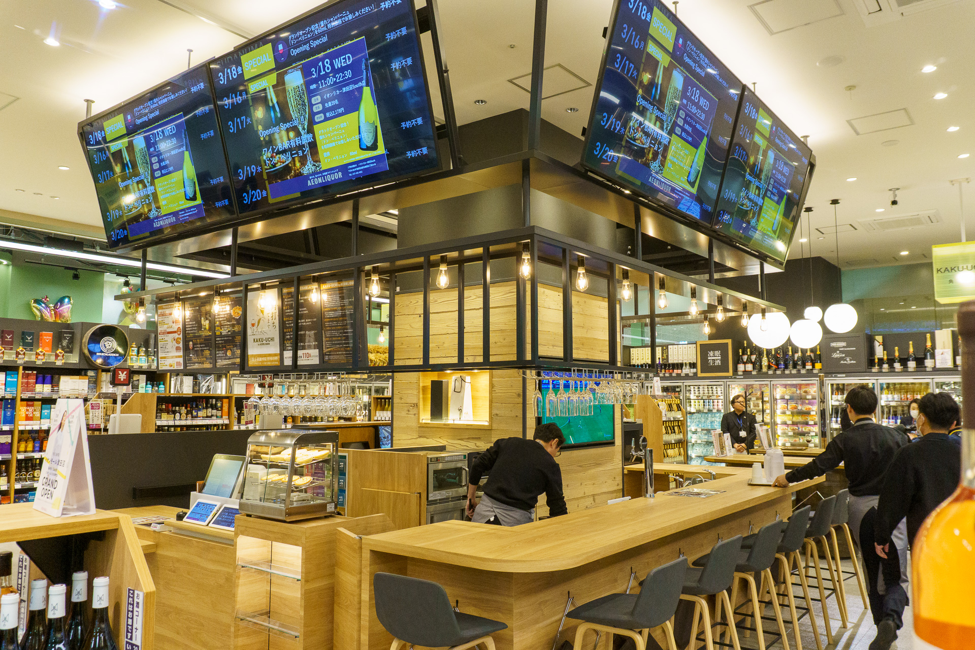 ワインは香り×味わいの30分類から直感的に選べる。ソムリエに相談したり、選んだタイプの商品をQRコードからオンラインで購入することも可能