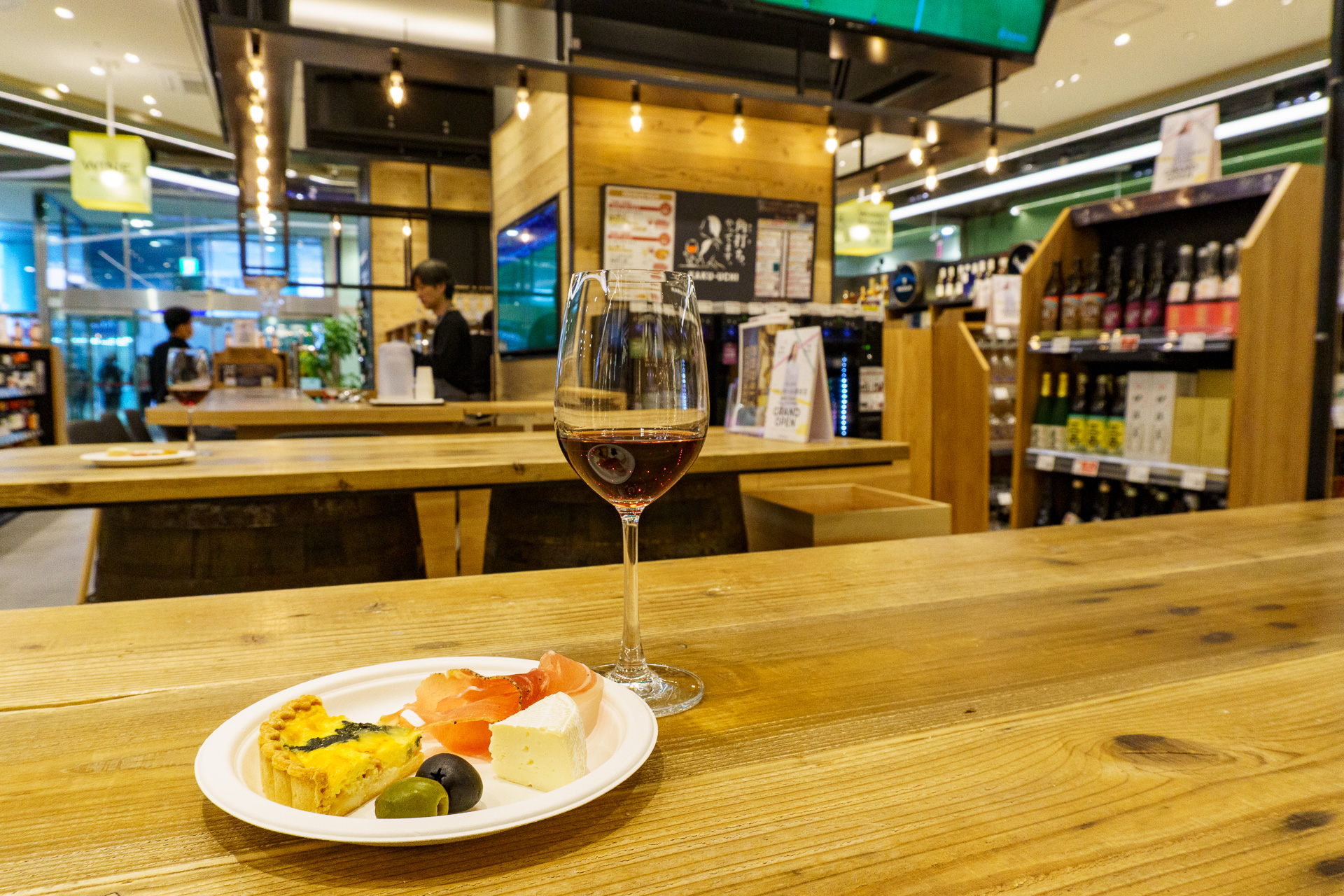 ワインは香り×味わいの30分類から直感的に選べる。ソムリエに相談したり、選んだタイプの商品をQRコードからオンラインで購入することも可能