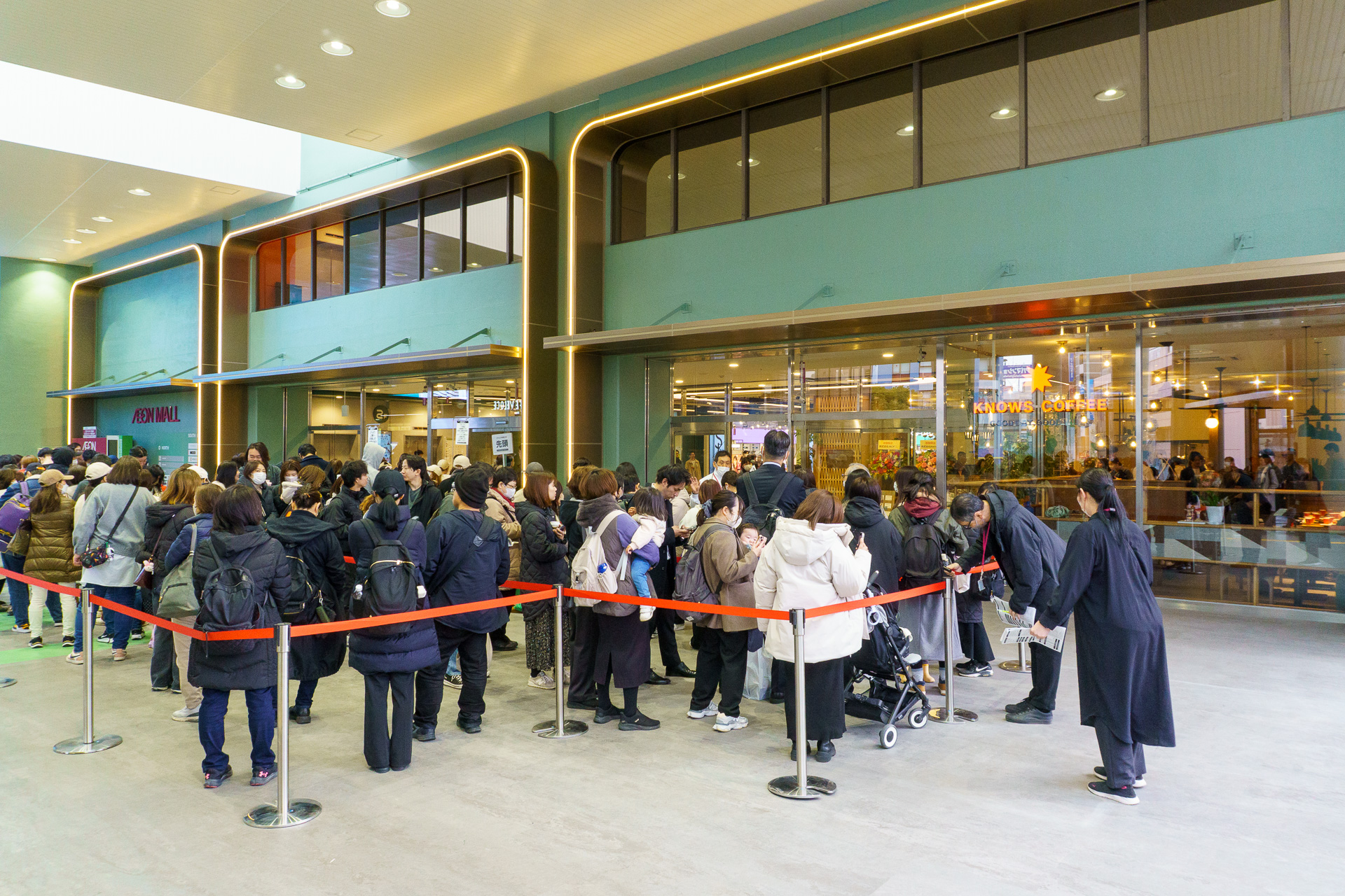 イオンモール津田沼 Southは3月16日にソフトオープン。開店前から多くの地元民が並んでいた