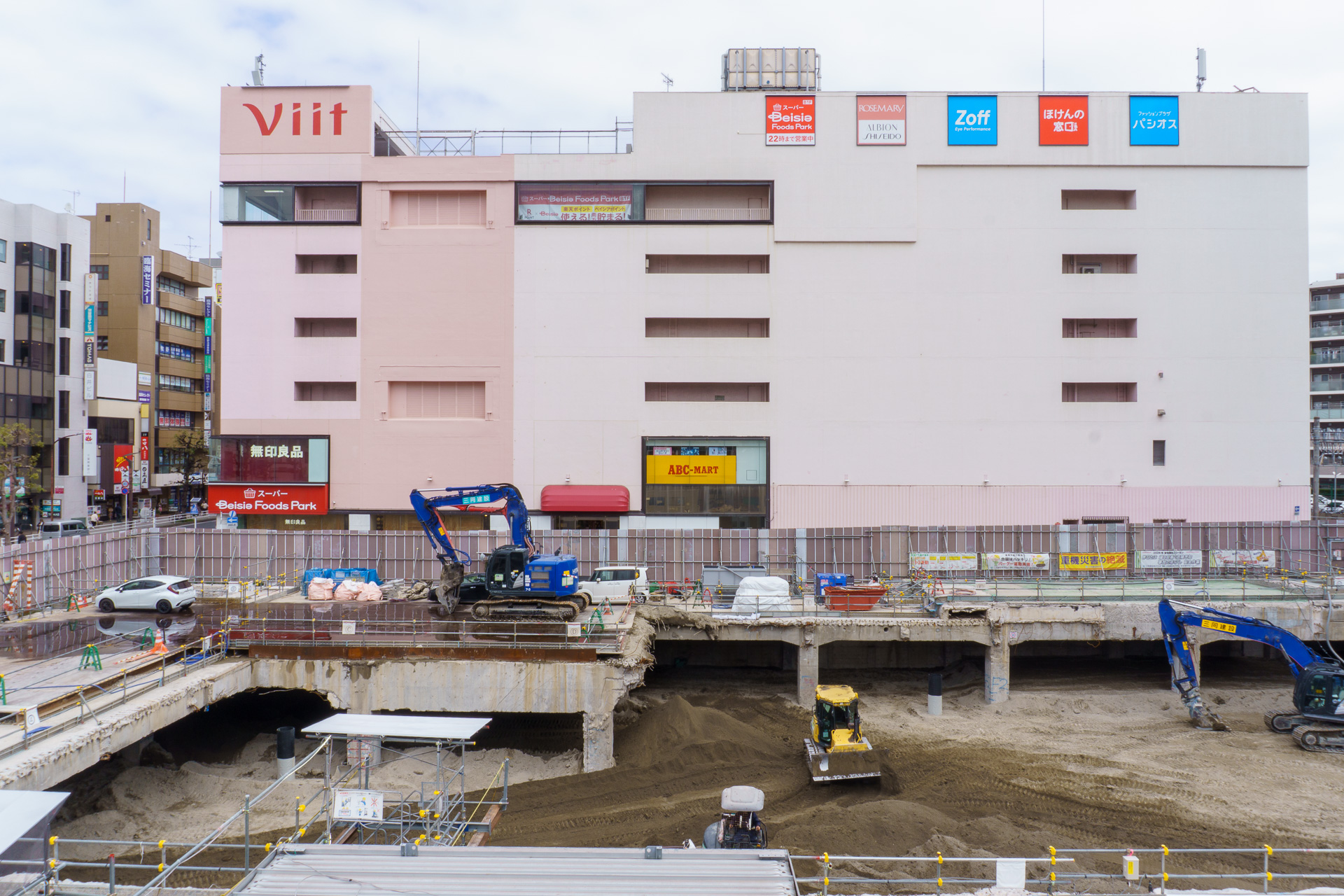 JR津田沼駅北口では2023年2月に閉館した旧「津田沼パルコ」A館の解体工事が進められている。奥に写っているのは商業施設「津田沼ビート」（旧 津田沼パルコ B館）