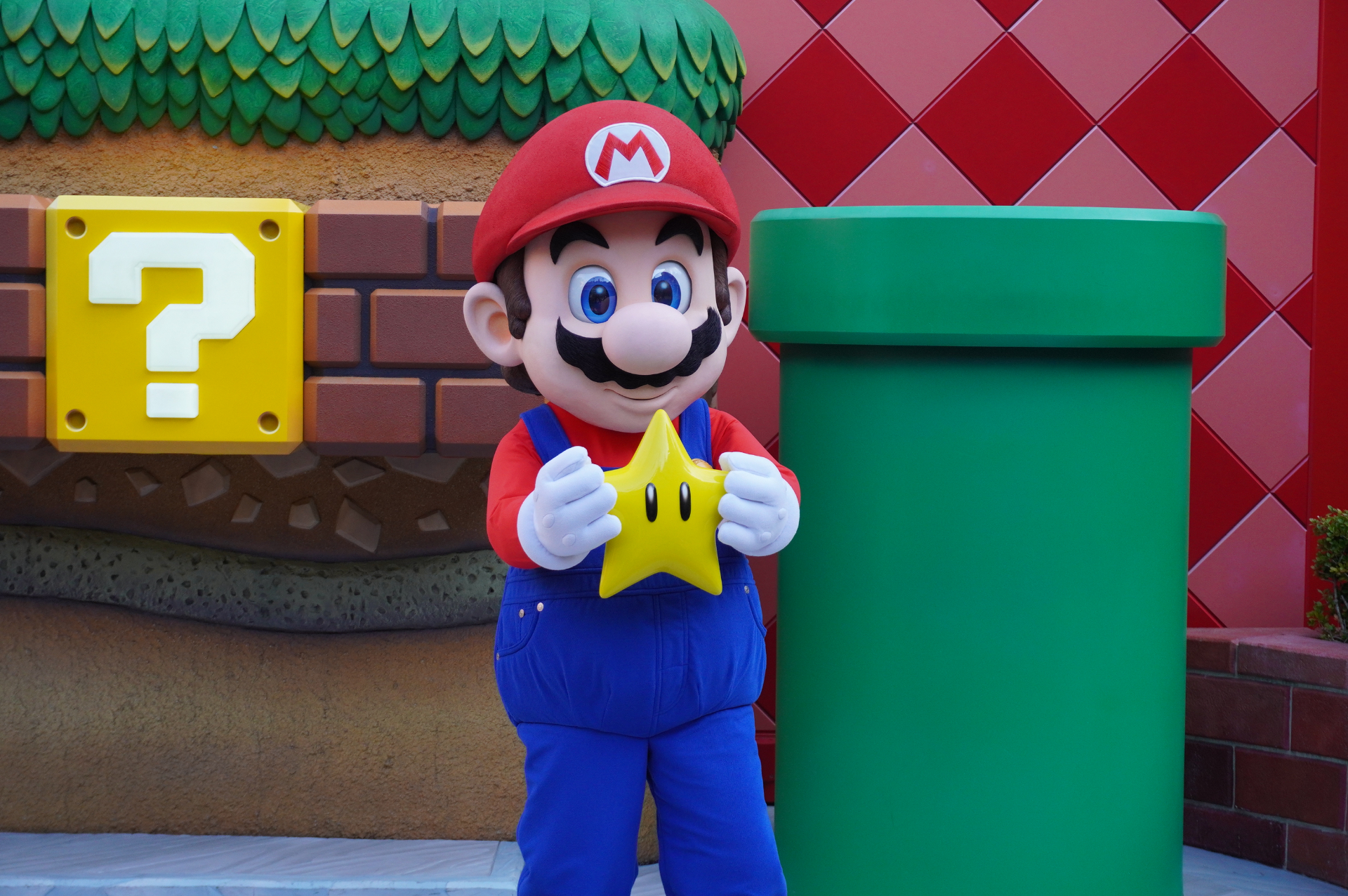 見つけたスターを手にするマリオ