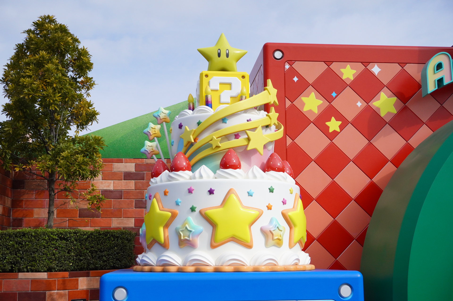 エリア入口の土管のとなりに、巨大な「アニバーサリーケーキ」登場
